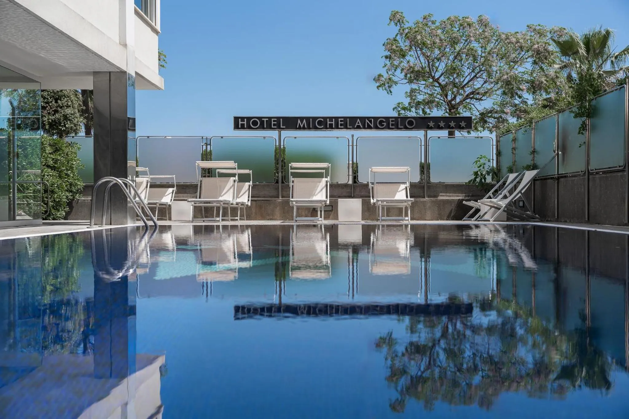 Swimming pool in Hotel Michelangelo