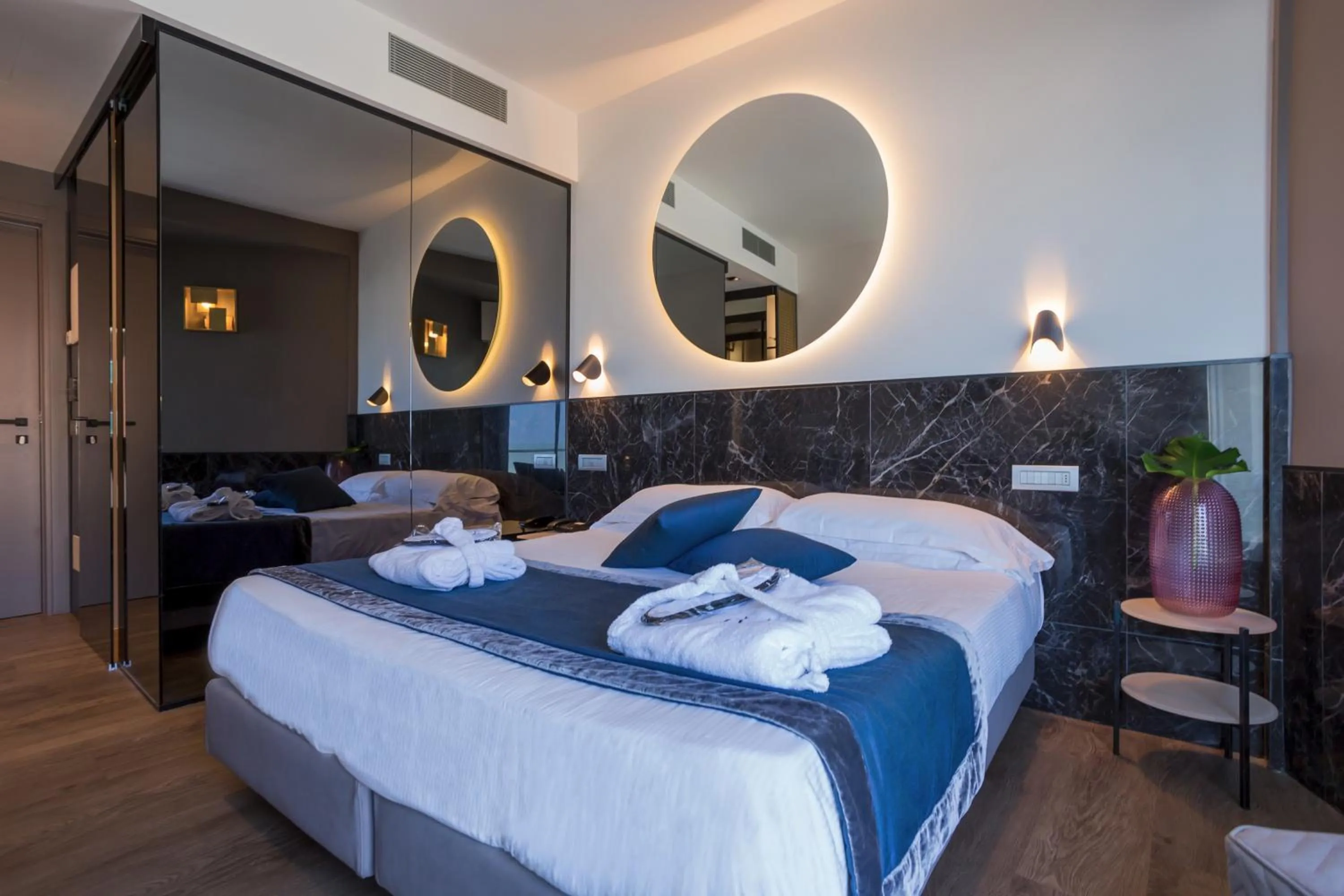 Sea view, Bed in Hotel Michelangelo