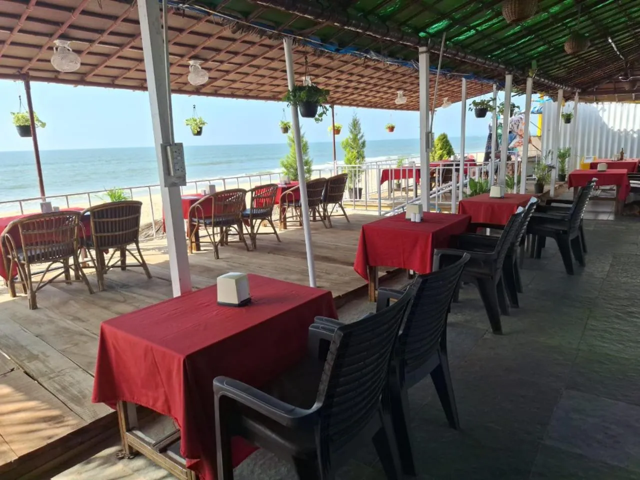 Restaurant/places to eat in Happy Shack Beach And Wooden Huts