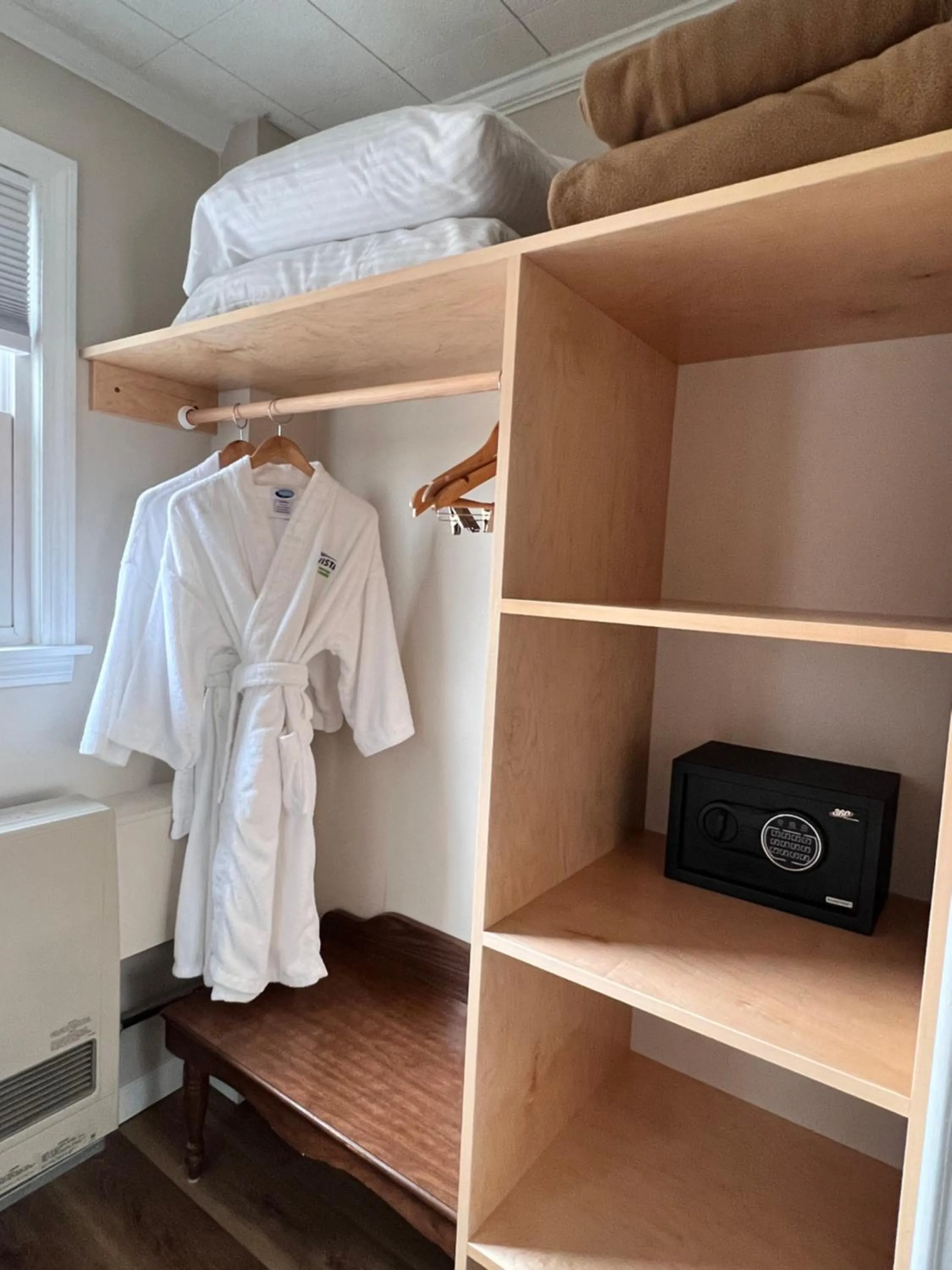 safe, Bed in Blue Vista Motor Lodge