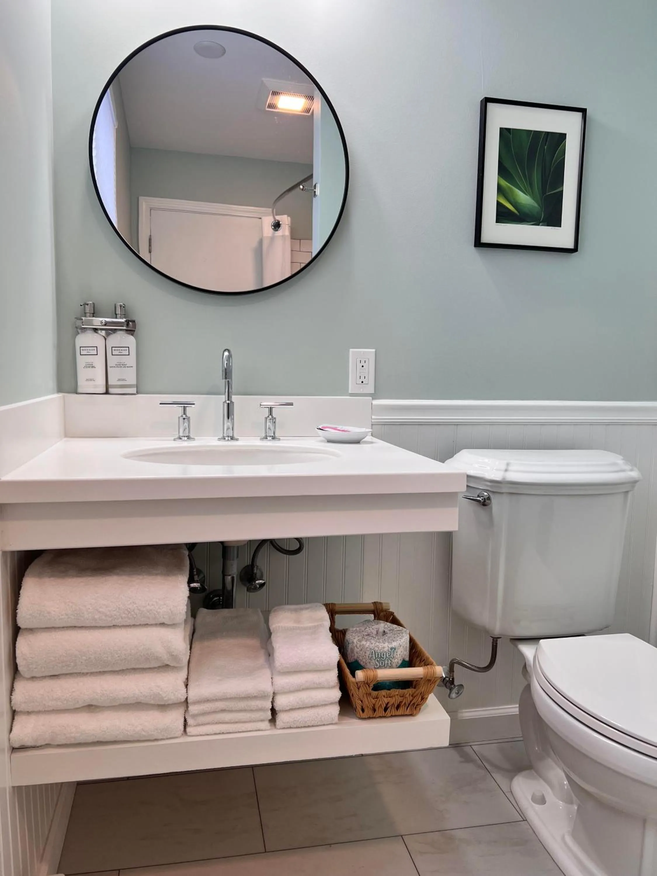 Bathroom in Blue Vista Motor Lodge