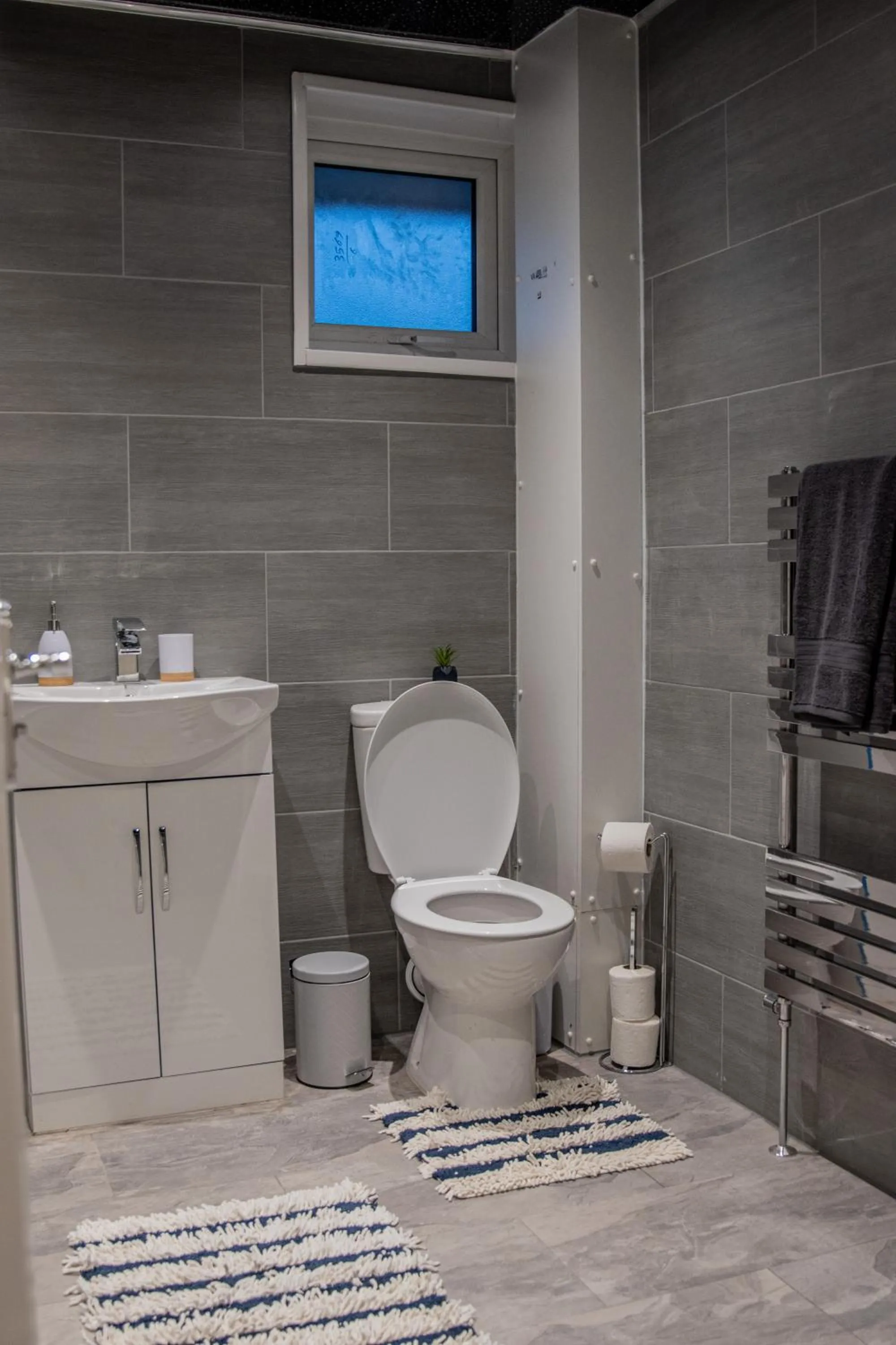 Bathroom in BV Comfy Spacious 3 Bedroom House At Tatton Street Manchester