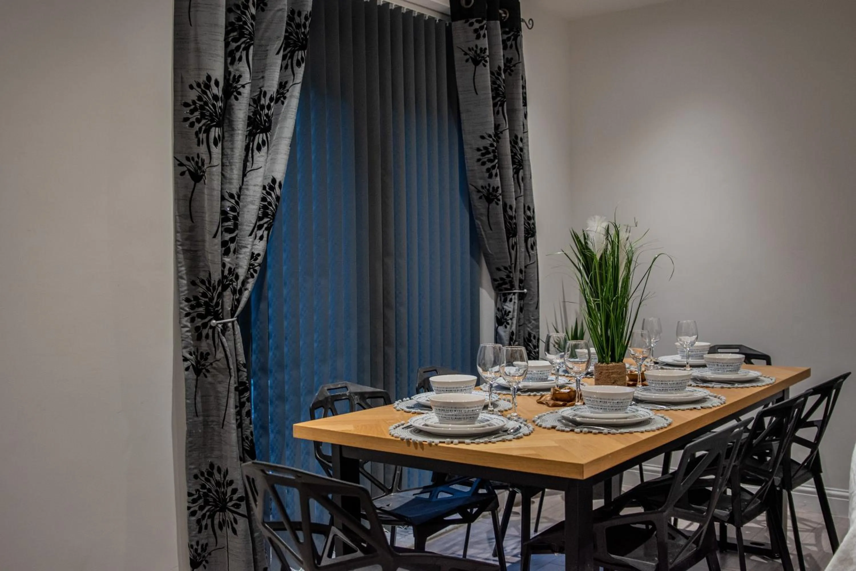 Dining area in BV Comfy Spacious 3 Bedroom House At Tatton Street Manchester