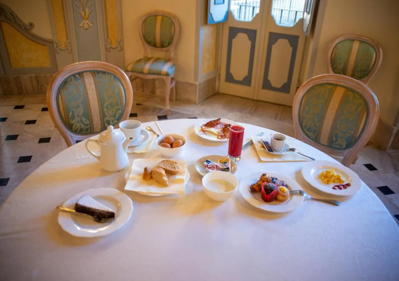 Breakfast in Villa Tuscolana