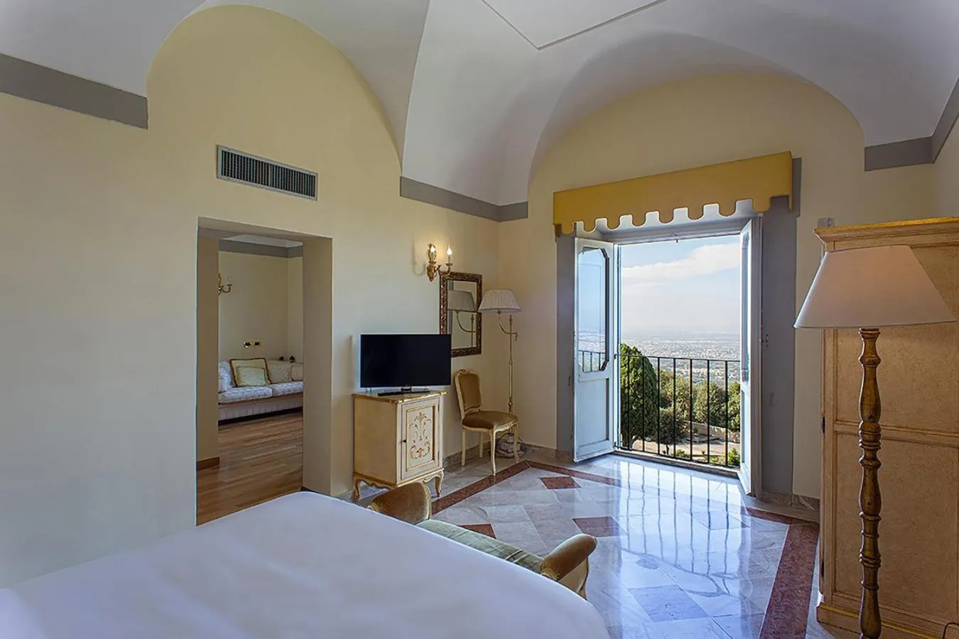 View (from property/room), Bed in Villa Tuscolana