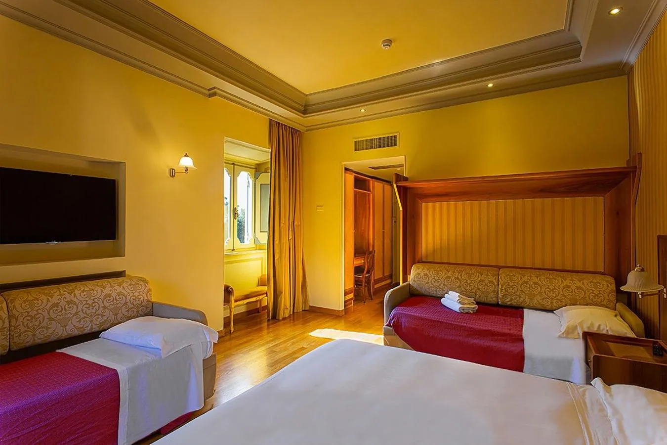 Bedroom, Bed in Villa Tuscolana