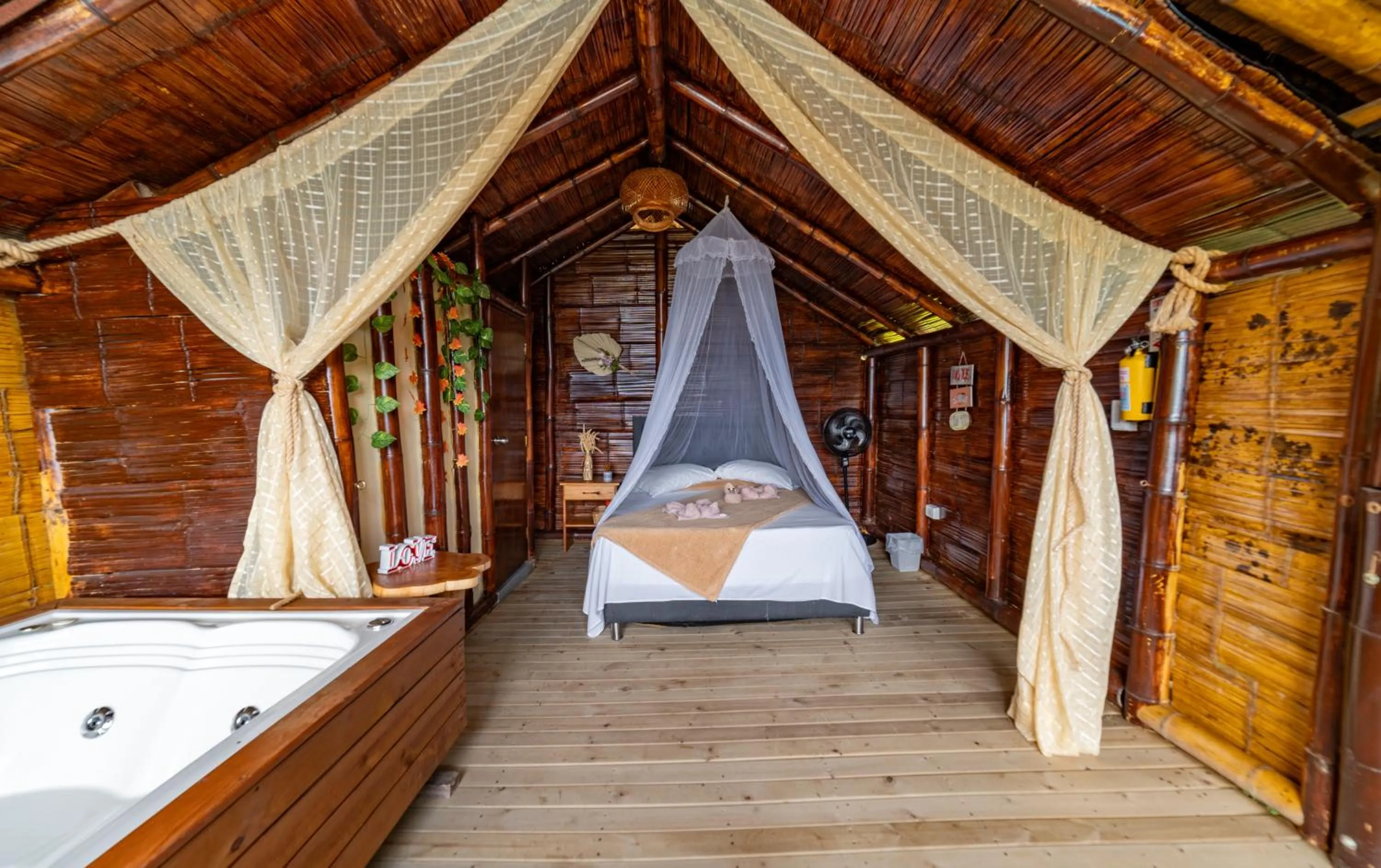 Photo of the whole room in Glamping Mirador Santa Fe-Sopetran