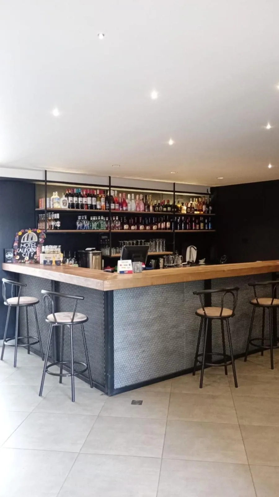 Restaurant/places to eat in Hotel California City