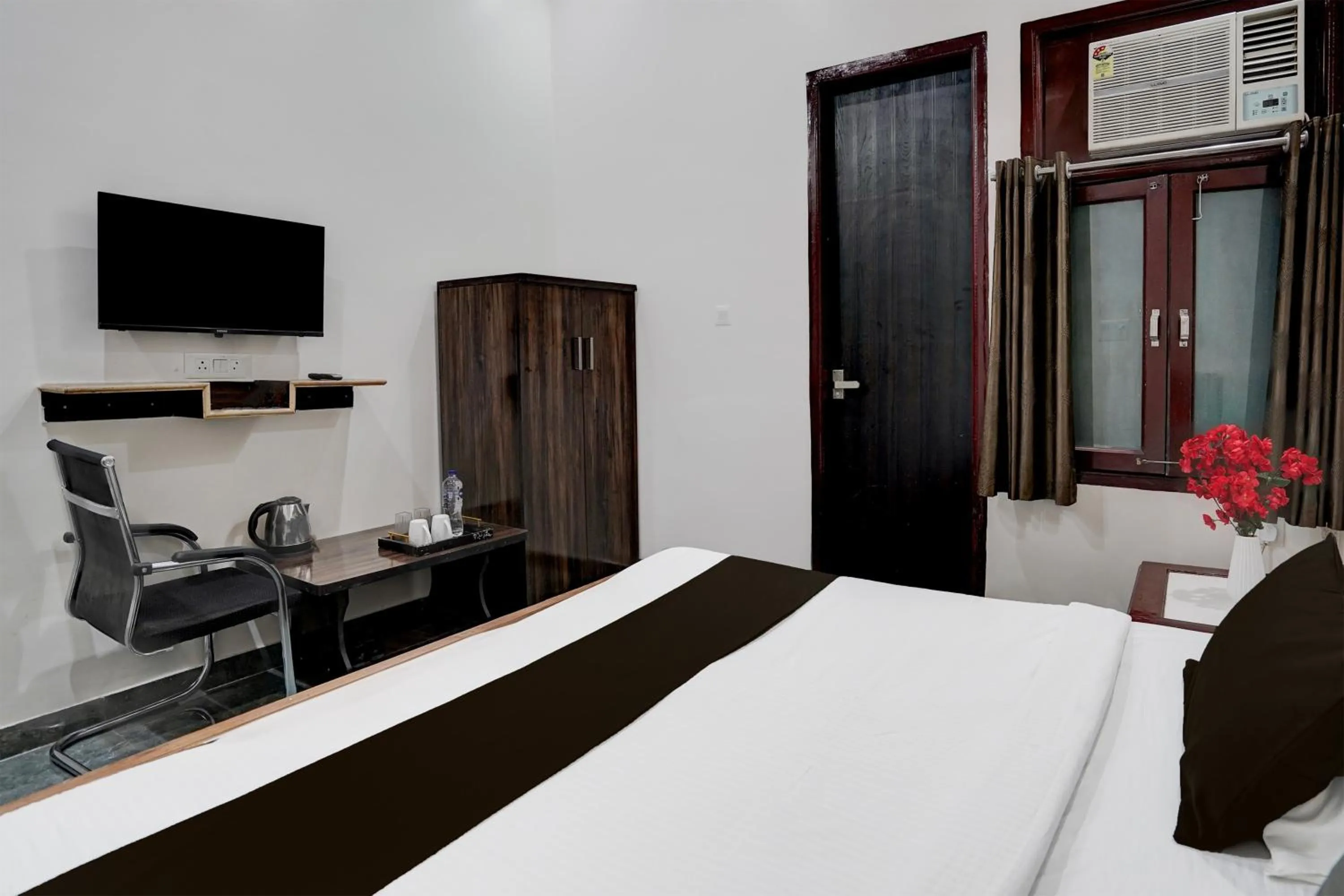 Bedroom in Hotel O Govind Nagar Near Krishan Janm Bhoomi