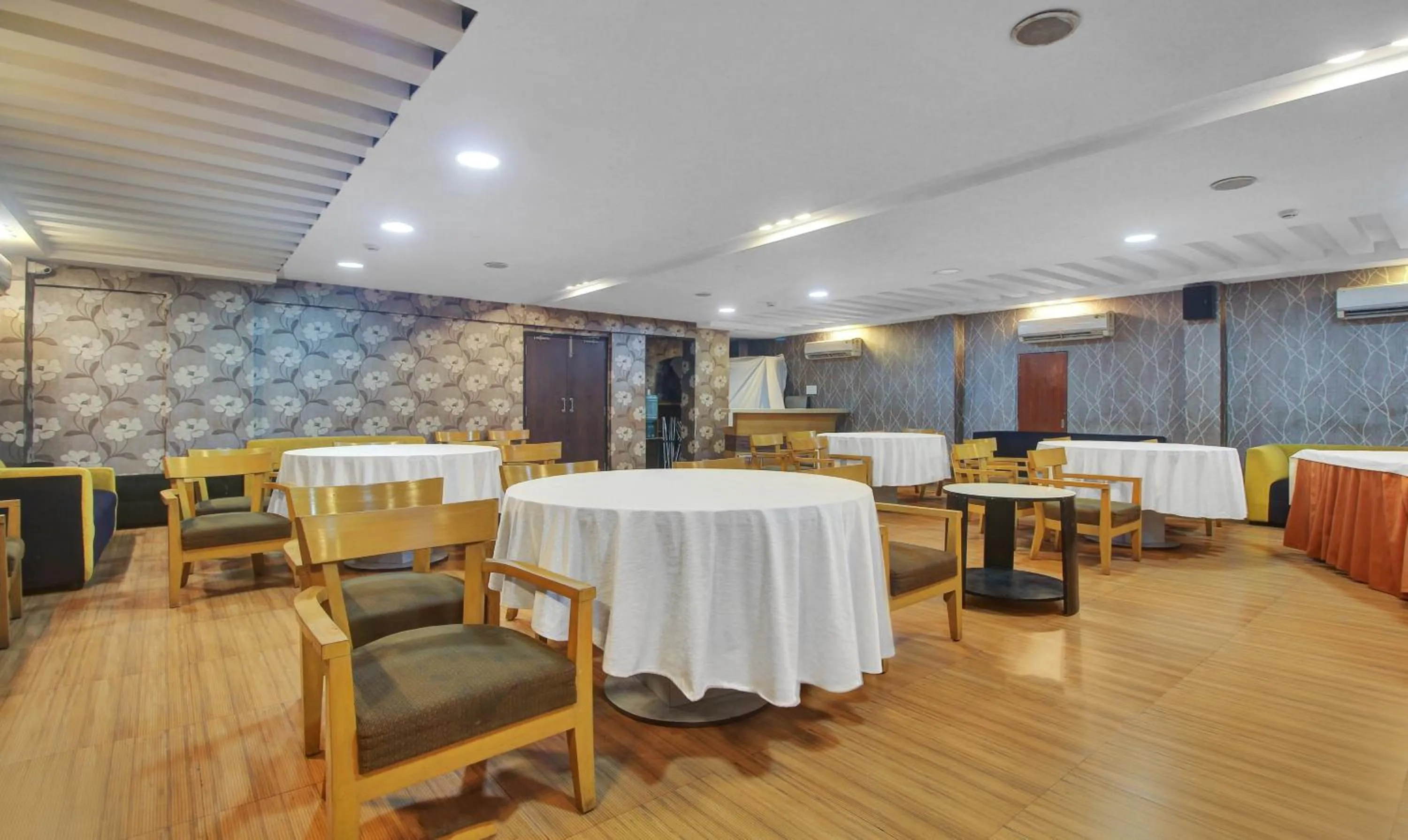 Dining area in Treebo Mangalam, Bhawanipur