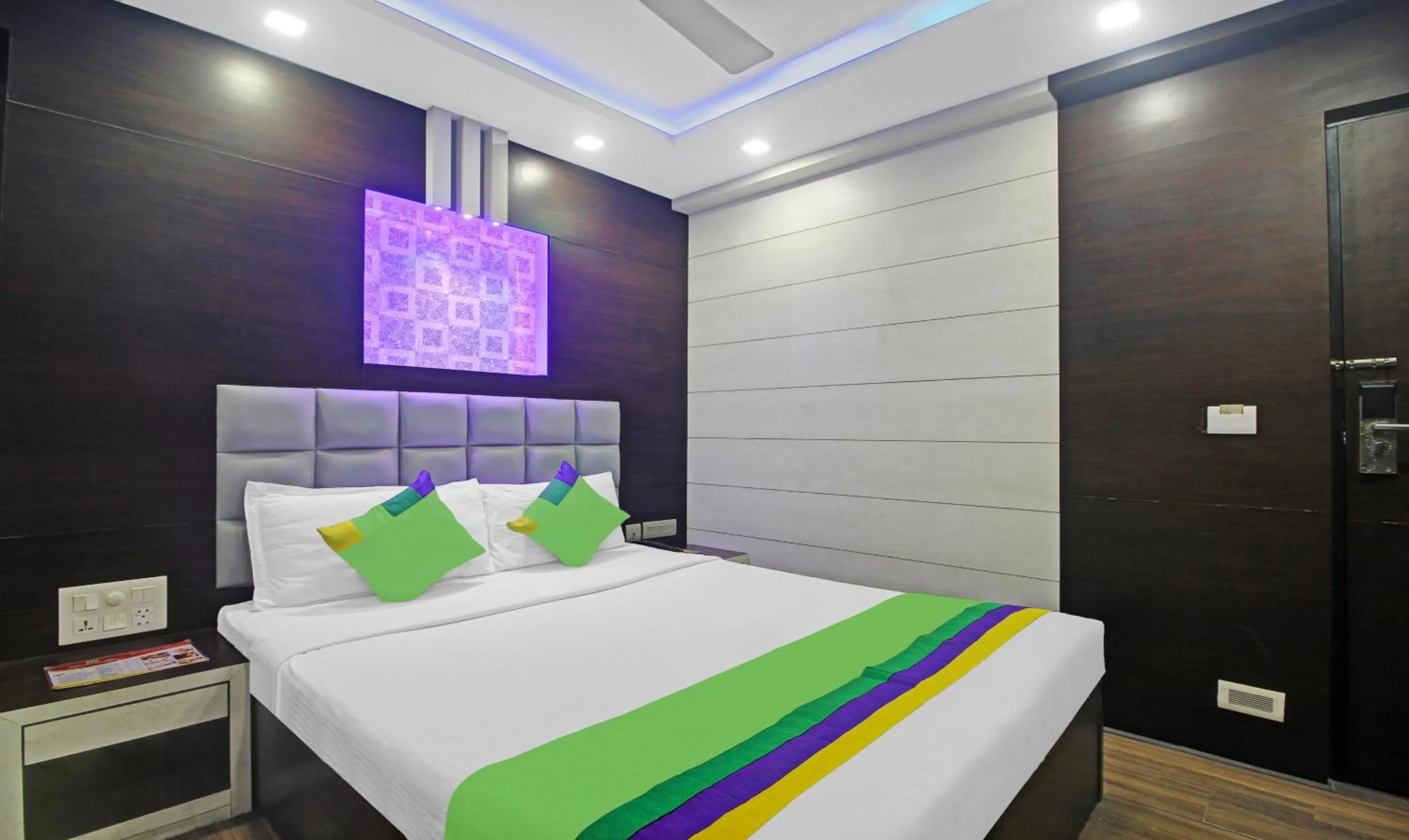 Bedroom, Bed in Treebo Mangalam, Bhawanipur