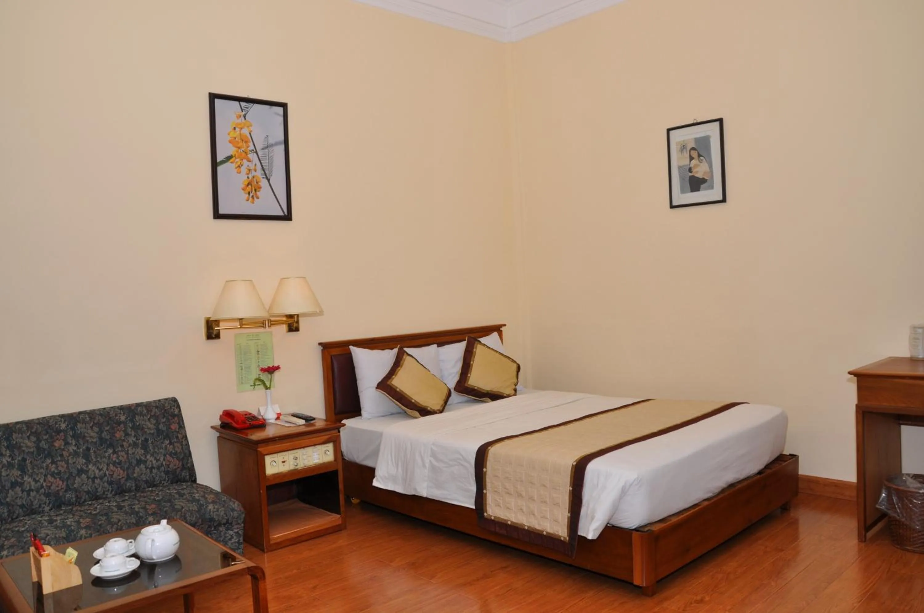 Photo of the whole room, Bed in Saigon Can Tho Hotel