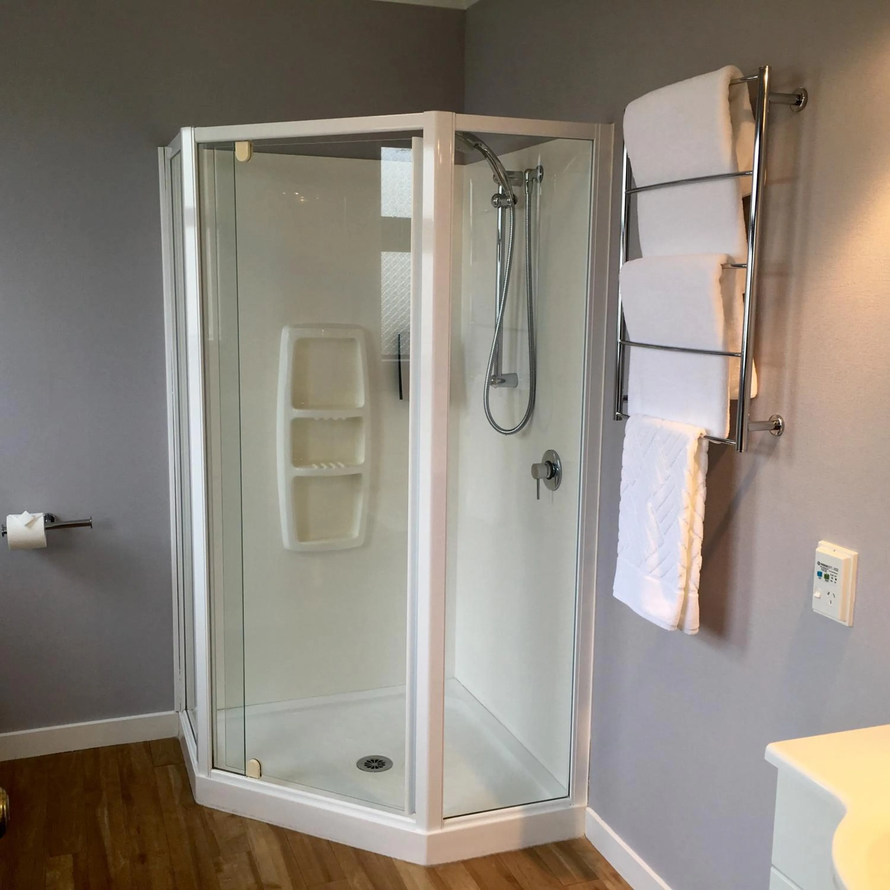 Bathroom in Hacienda Motor Lodge