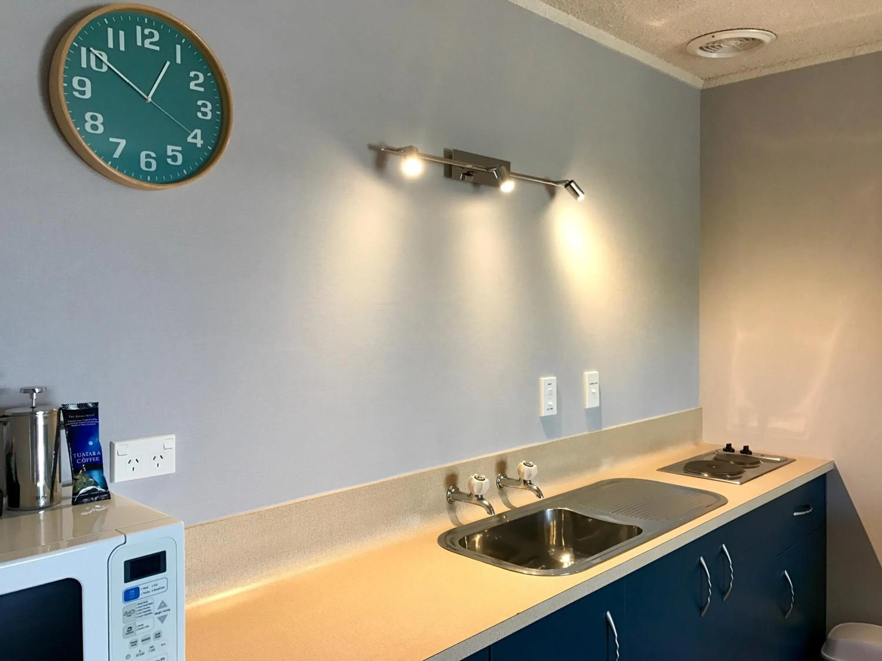 Kitchen or kitchenette in Hacienda Motor Lodge