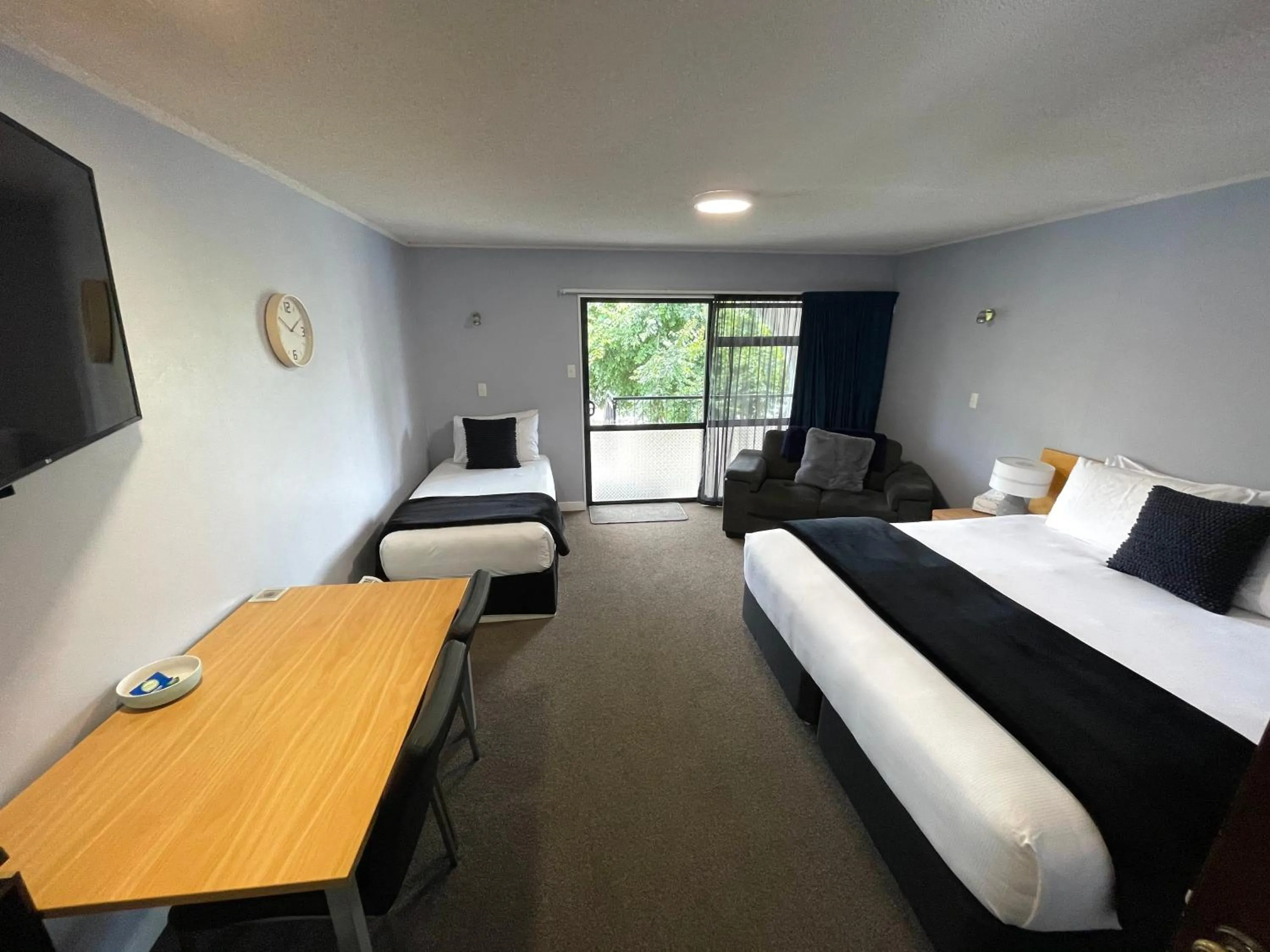 Photo of the whole room, Bed in Hacienda Motor Lodge