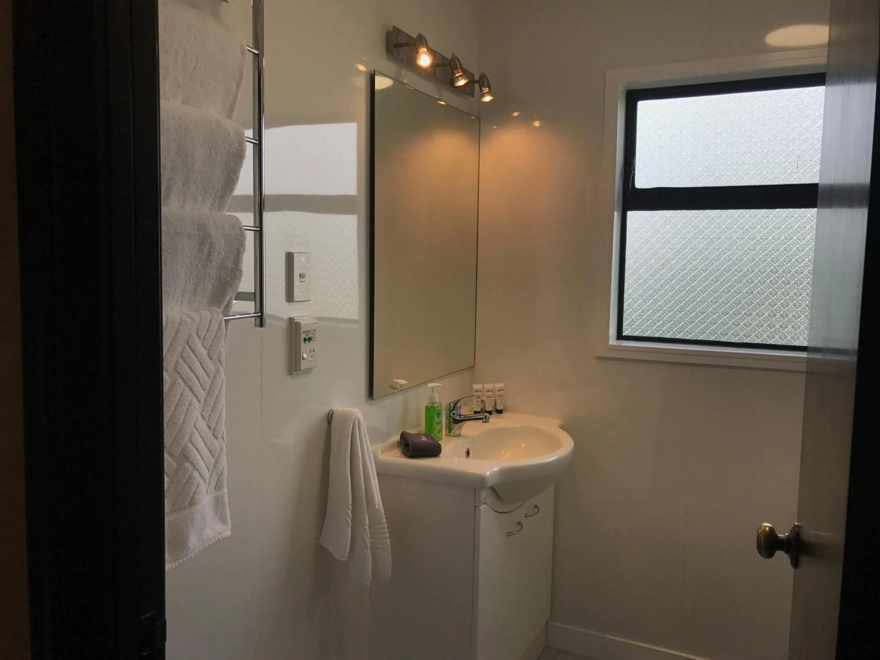 Bathroom in Hacienda Motor Lodge