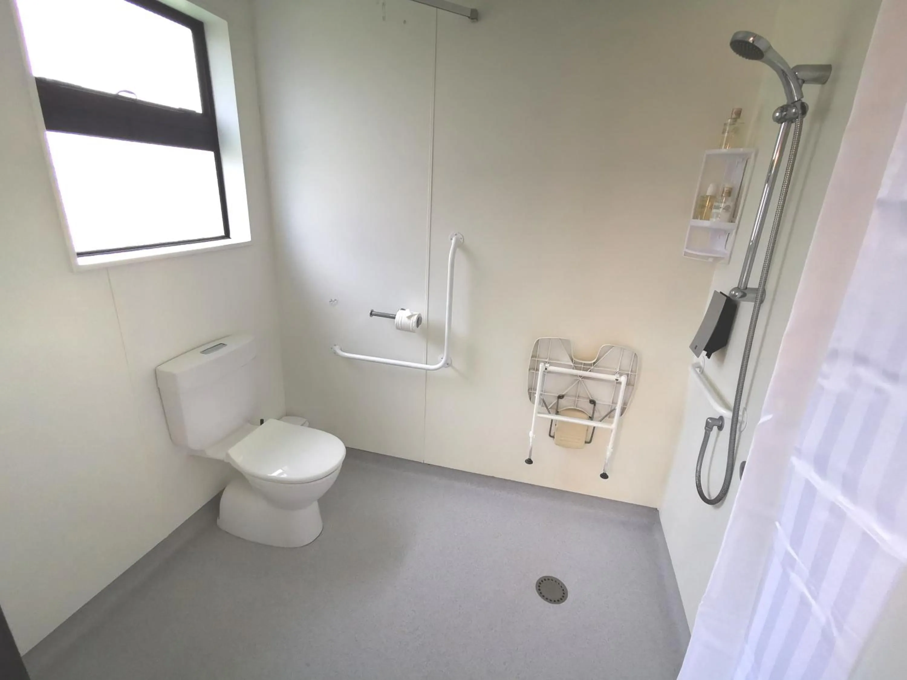 Bathroom in Hacienda Motor Lodge