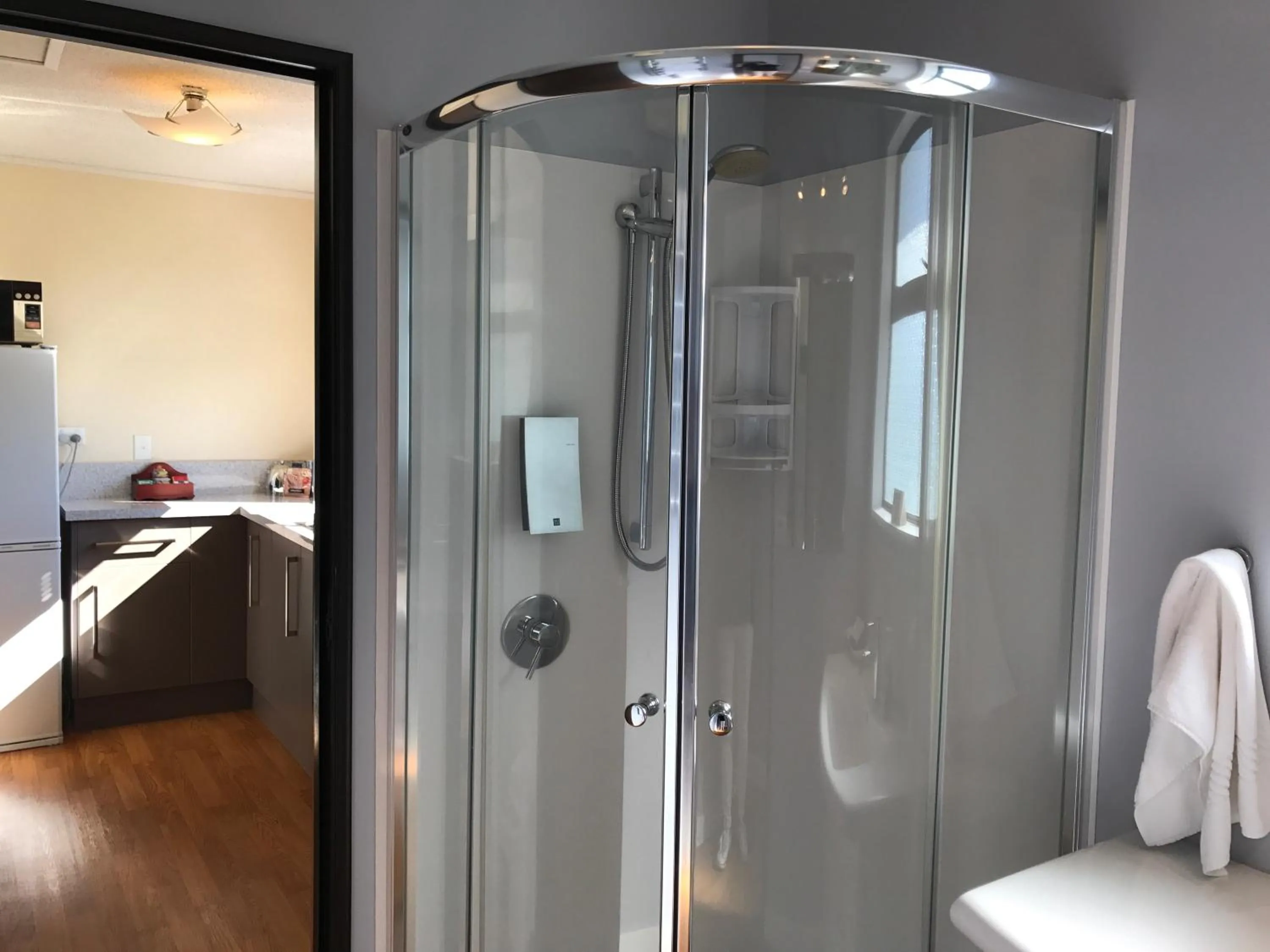 Shower in Hacienda Motor Lodge