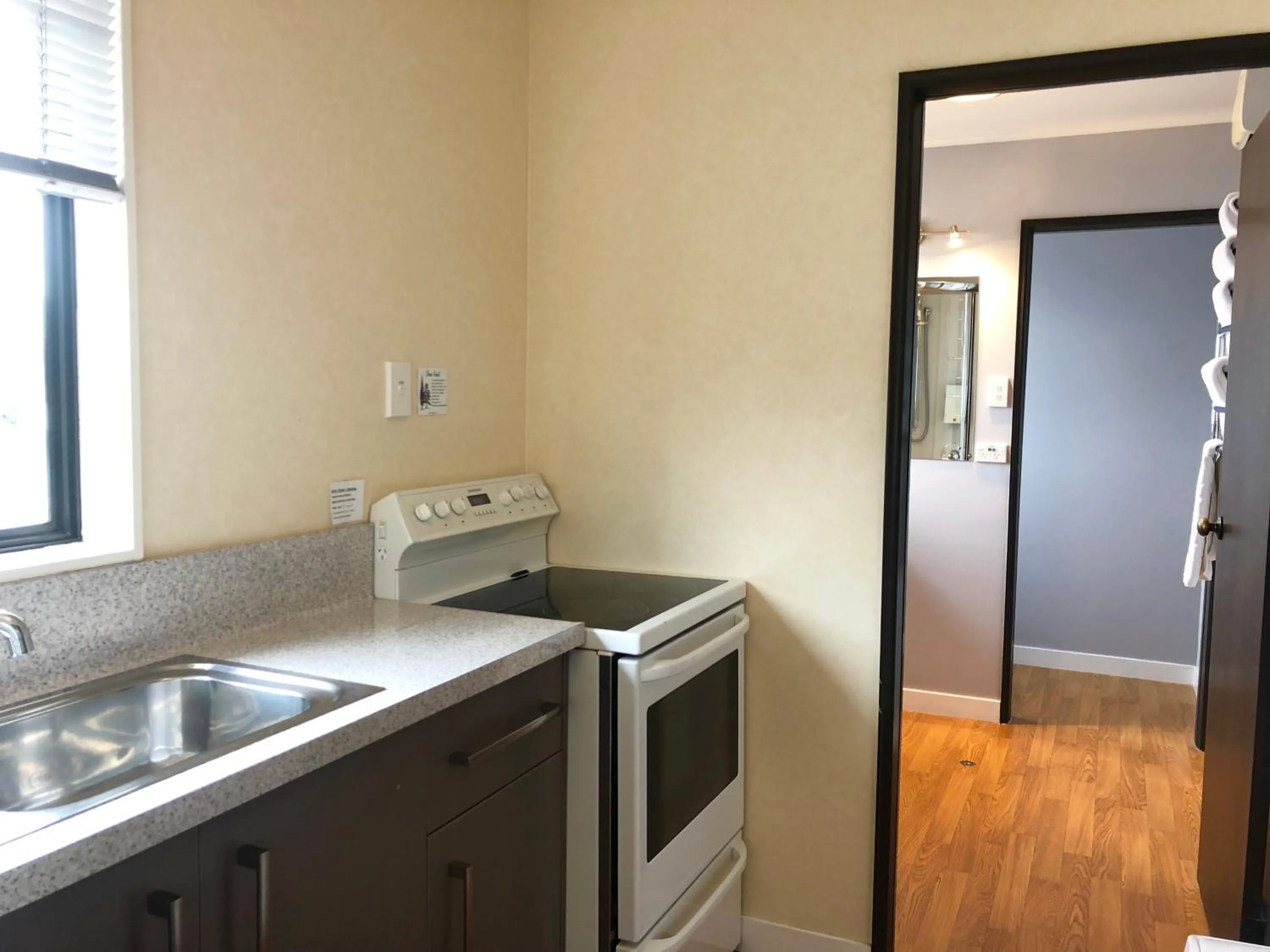 Kitchen or kitchenette in Hacienda Motor Lodge