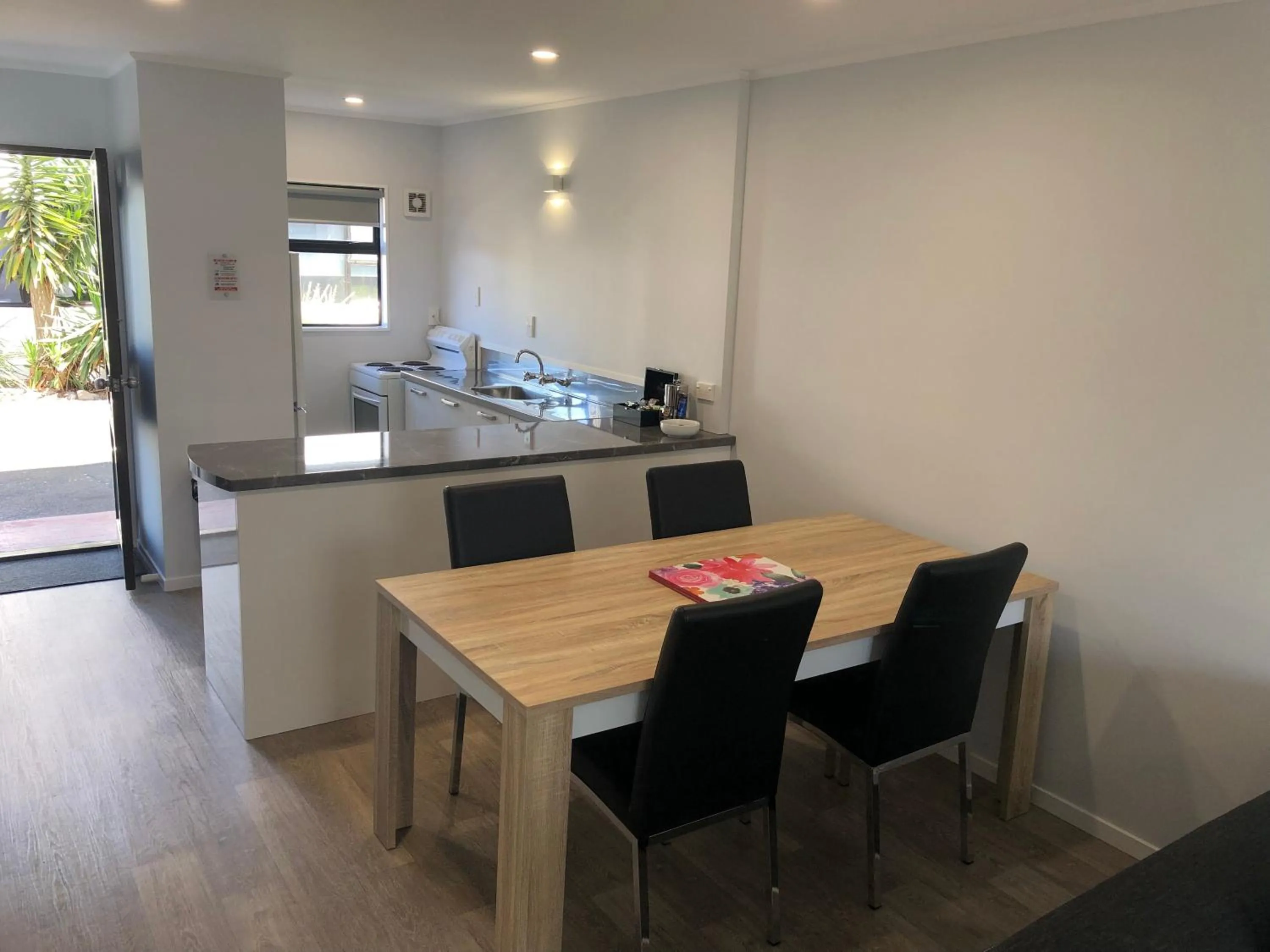 Kitchen or kitchenette in Hacienda Motor Lodge