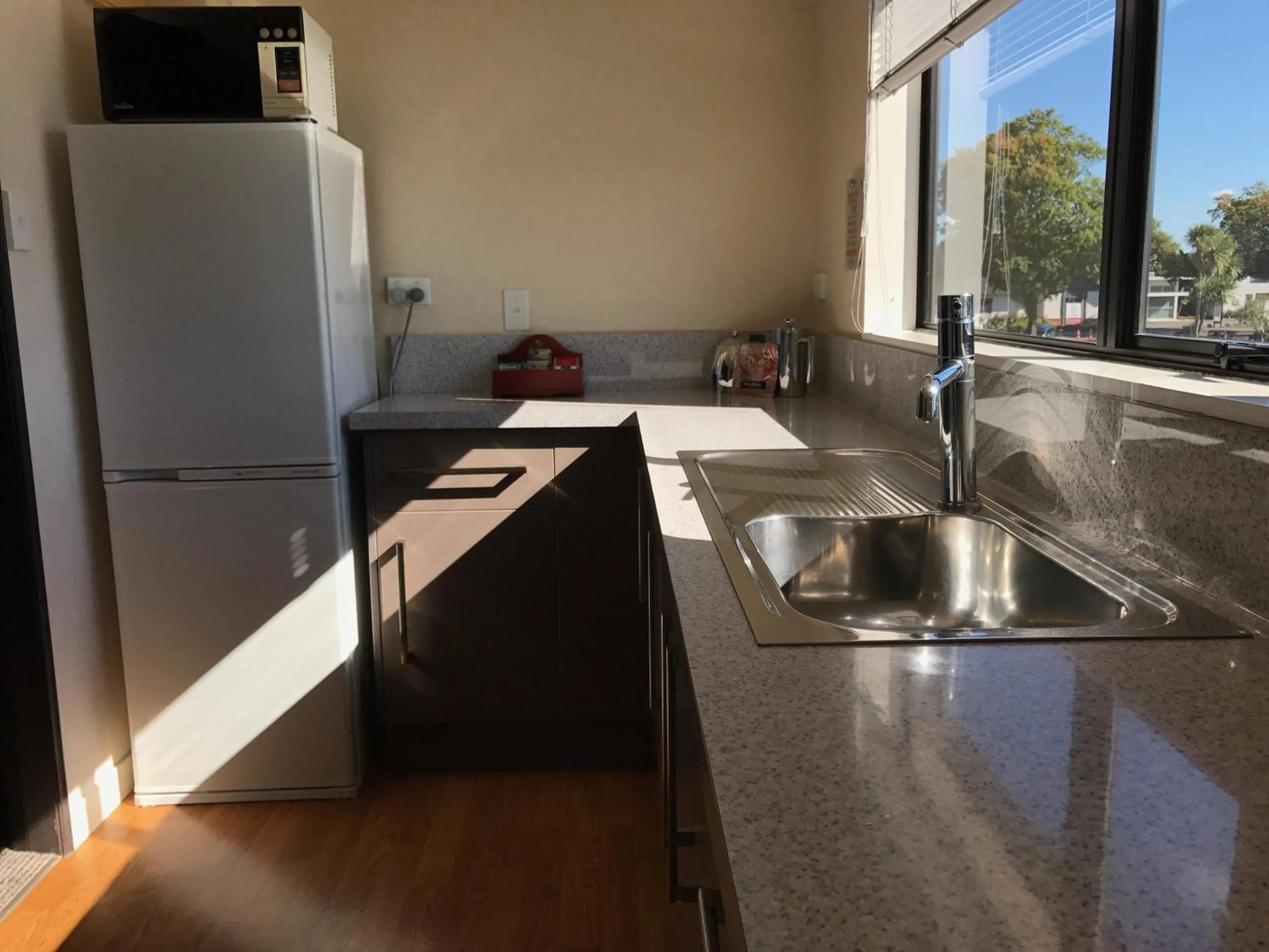 Kitchen or kitchenette in Hacienda Motor Lodge