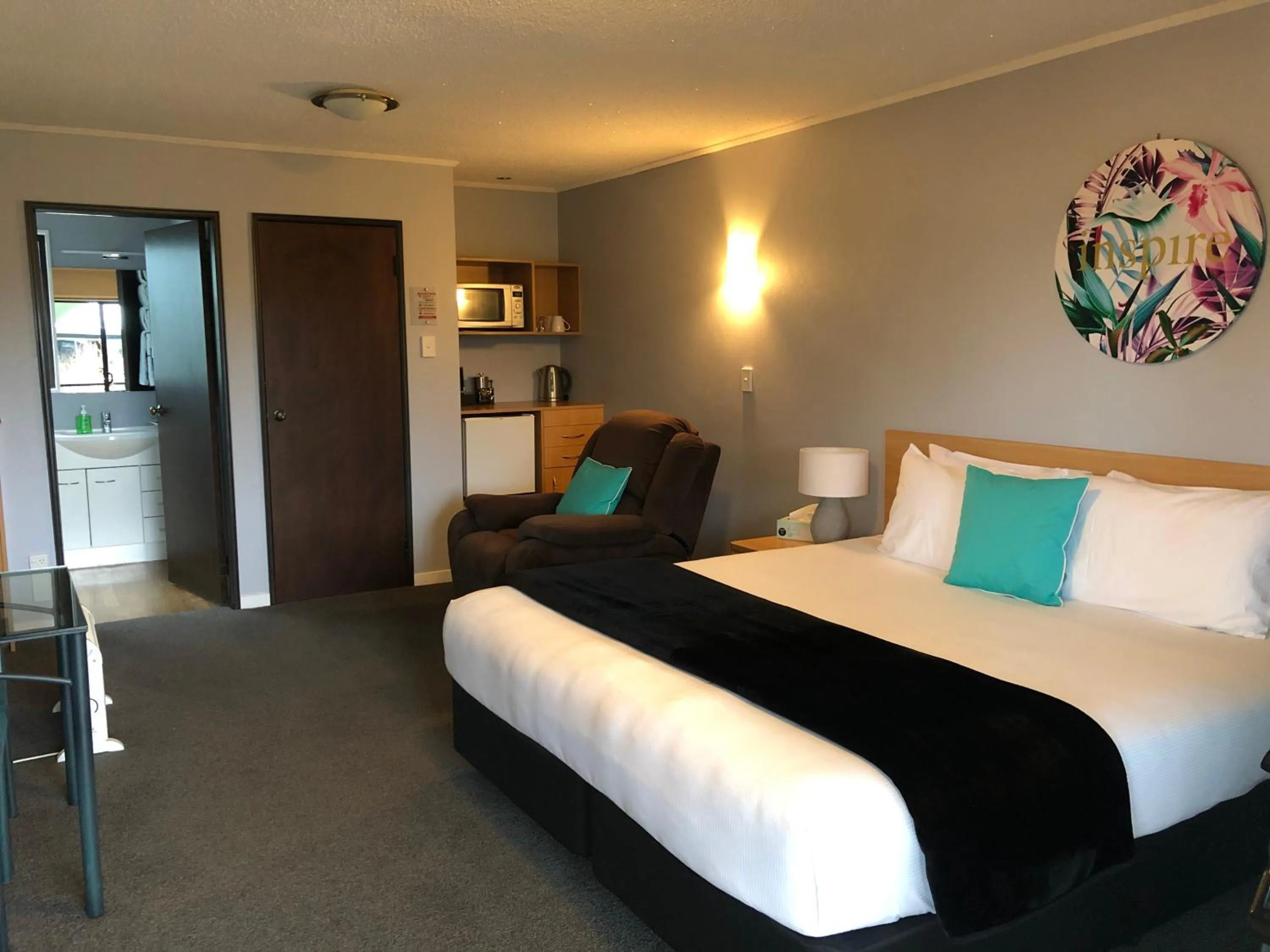 Photo of the whole room, Bed in Hacienda Motor Lodge