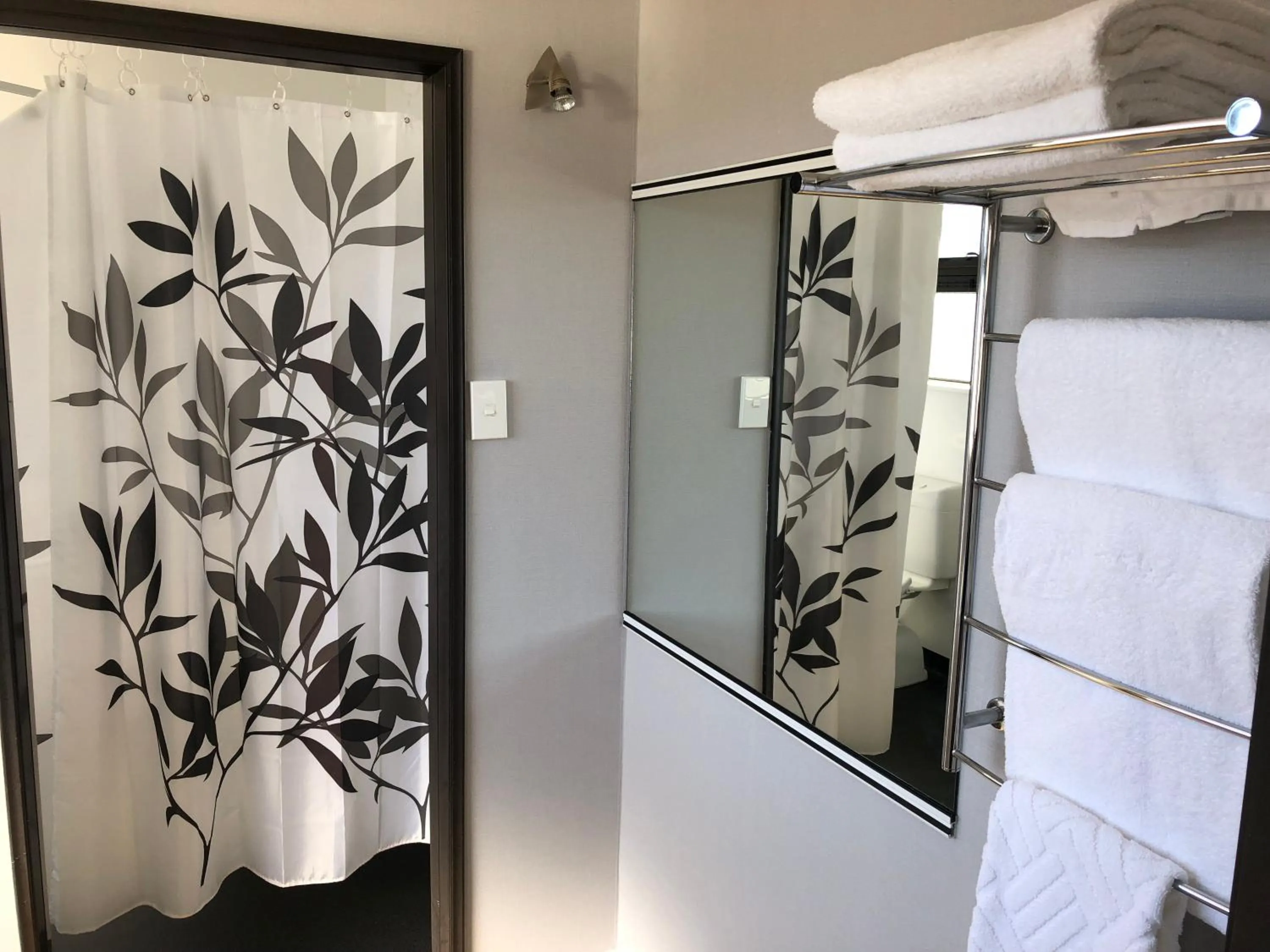 Bathroom in Hacienda Motor Lodge