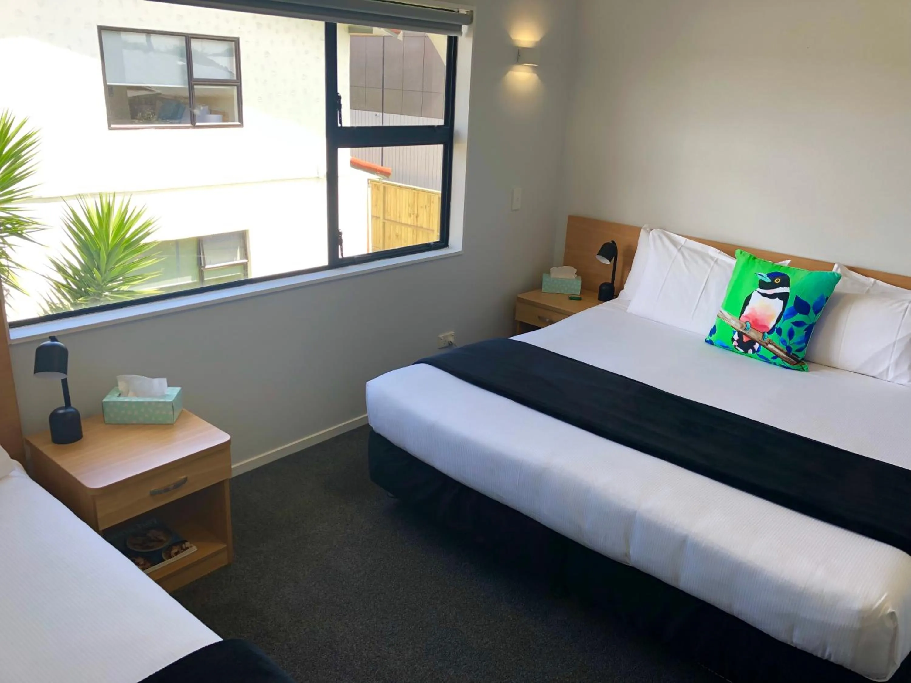 Bedroom, Bed in Hacienda Motor Lodge