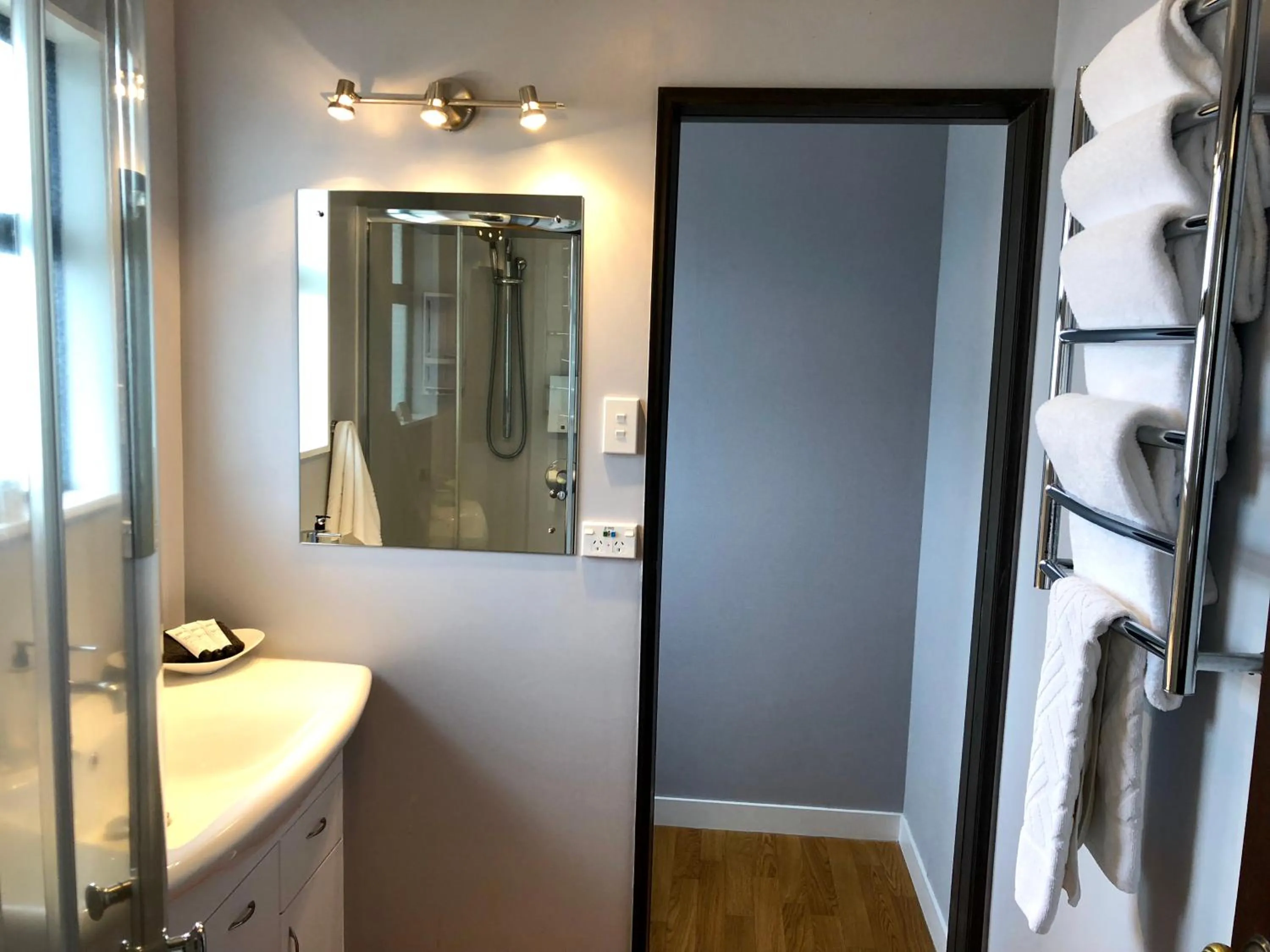 Bathroom in Hacienda Motor Lodge