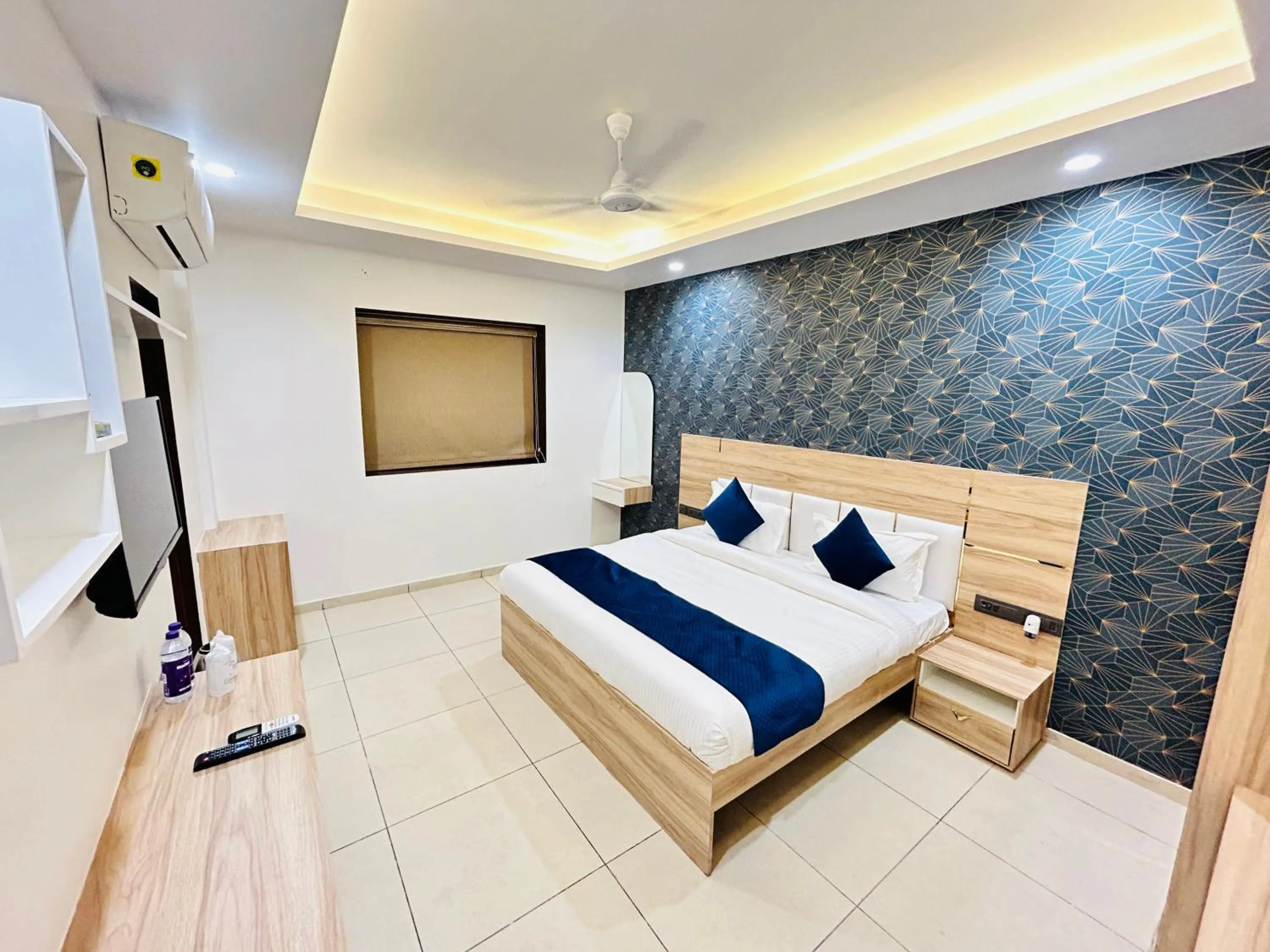 Photo of the whole room, Bed in The Dwelling Inn