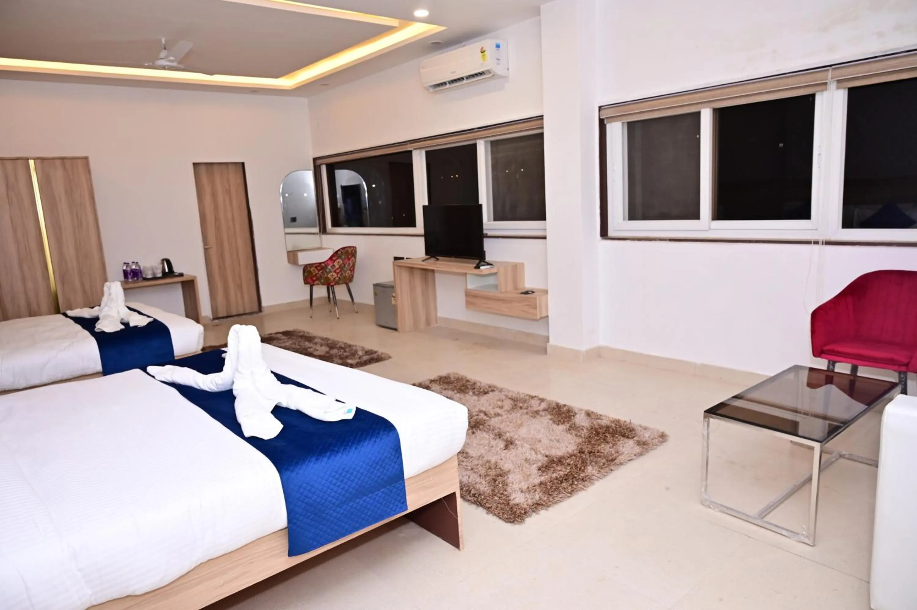 Photo of the whole room, Bed in The Dwelling Inn