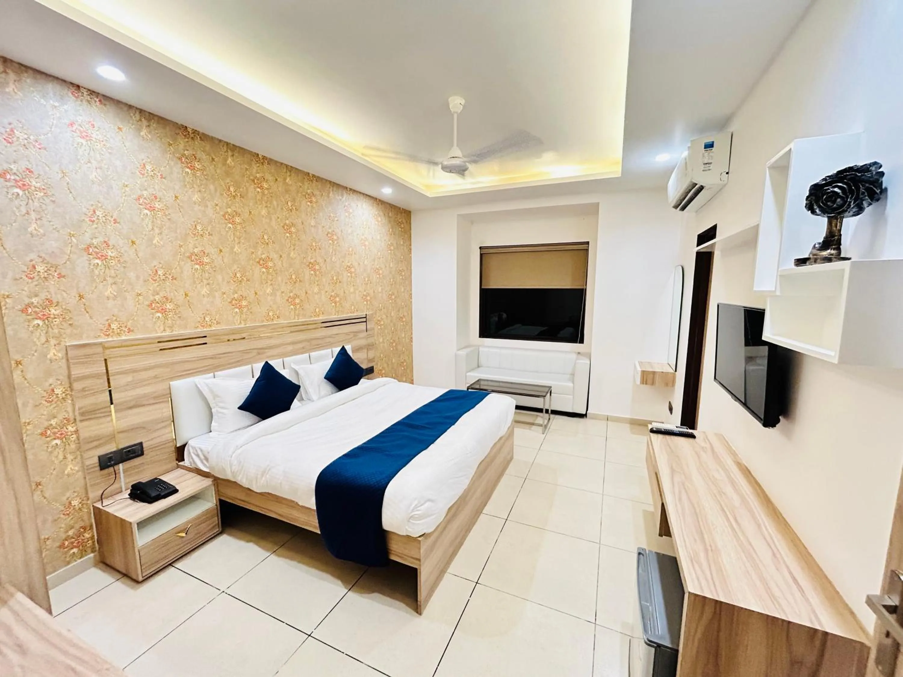 Photo of the whole room, Bed in The Dwelling Inn