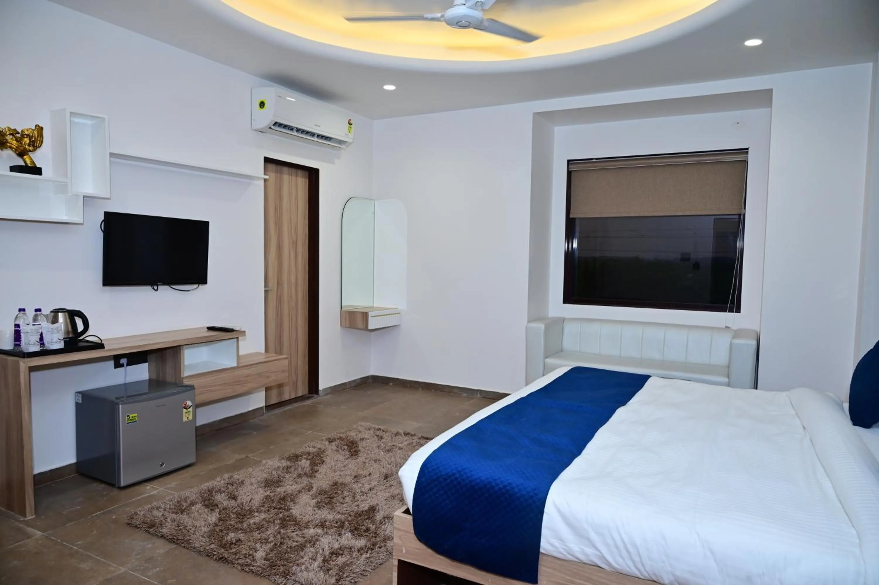 Photo of the whole room, Bed in The Dwelling Inn