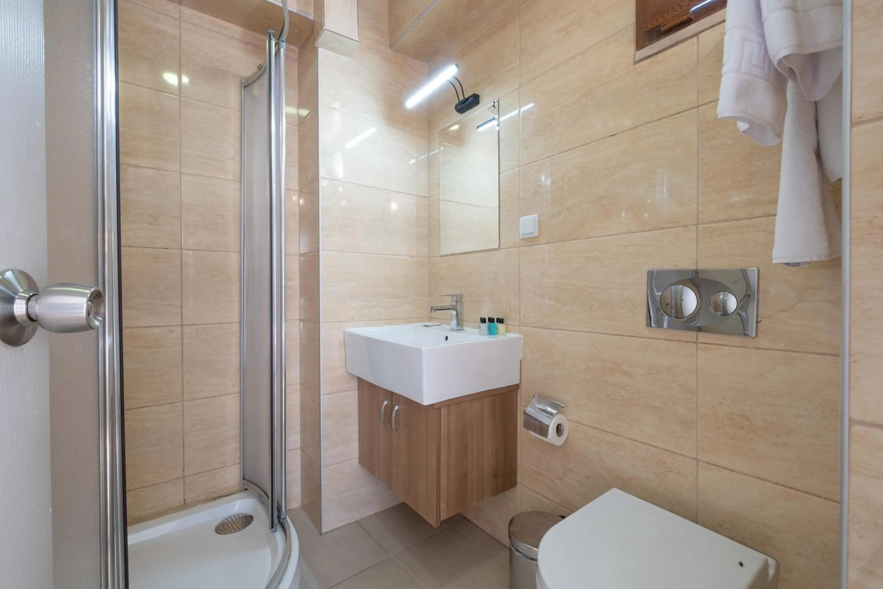 Shower in Lavin Hotel & Suites