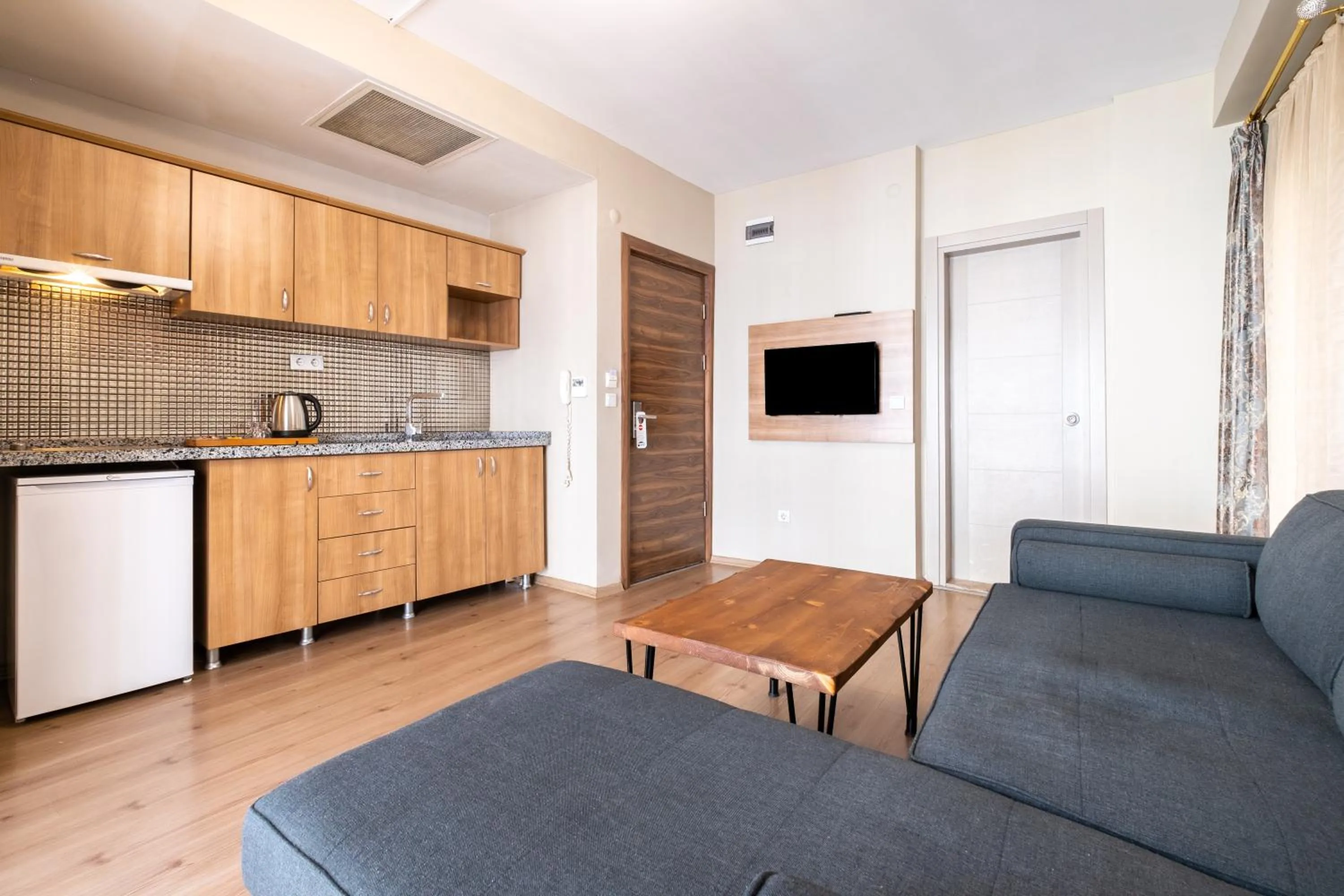 Communal lounge/ TV room in Lavin Hotel & Suites