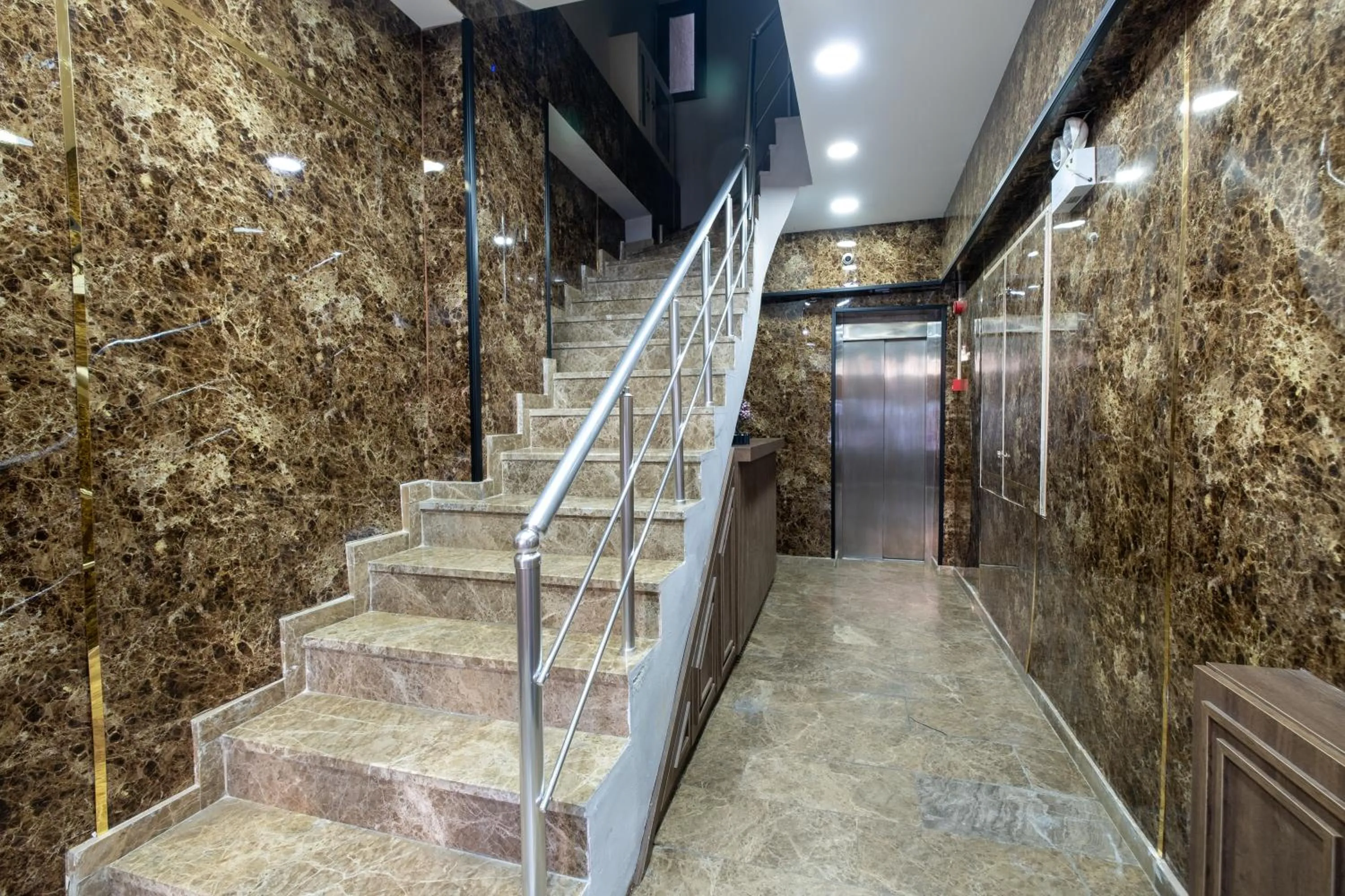 elevator in Lavin Hotel & Suites