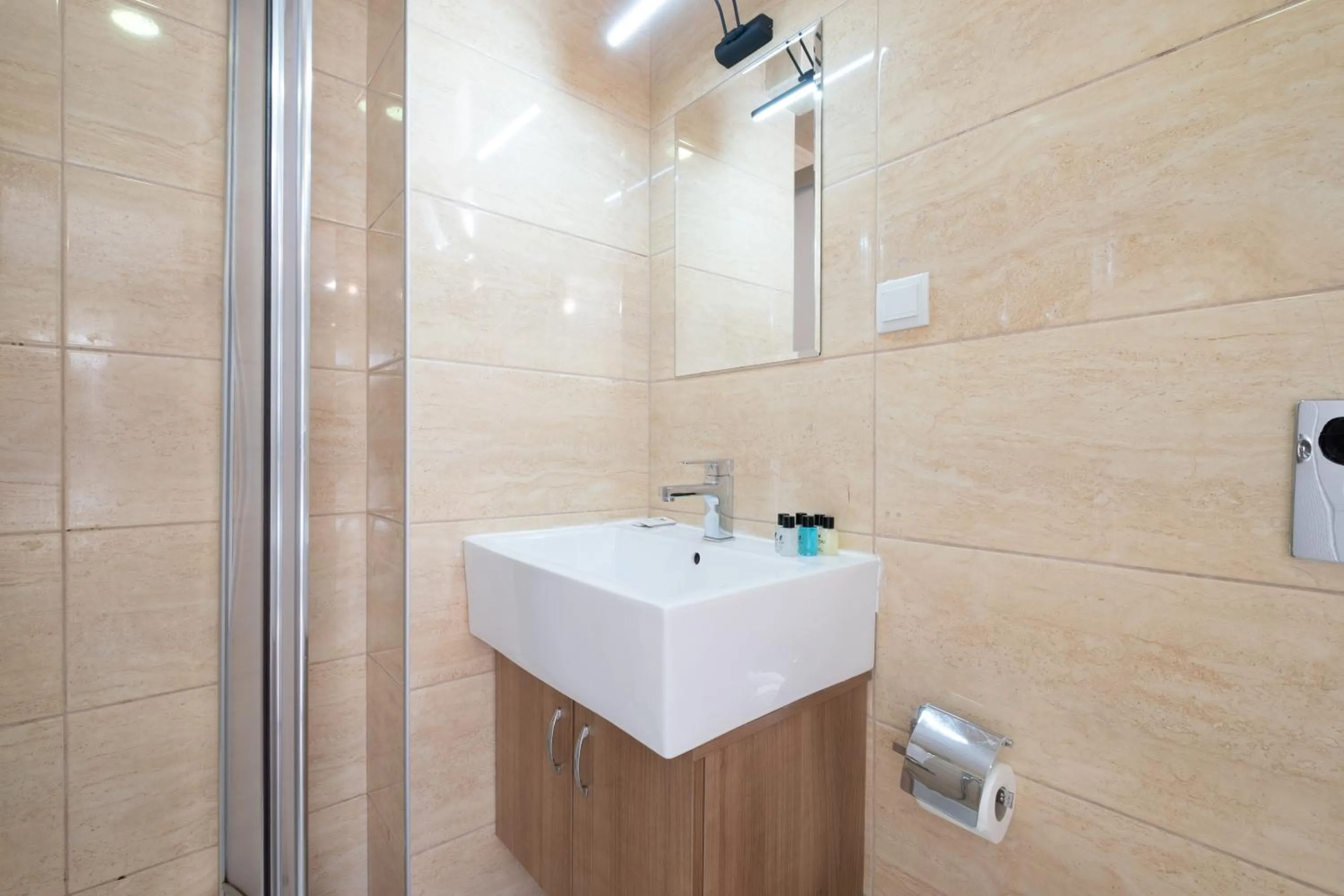 Shower in Lavin Hotel & Suites