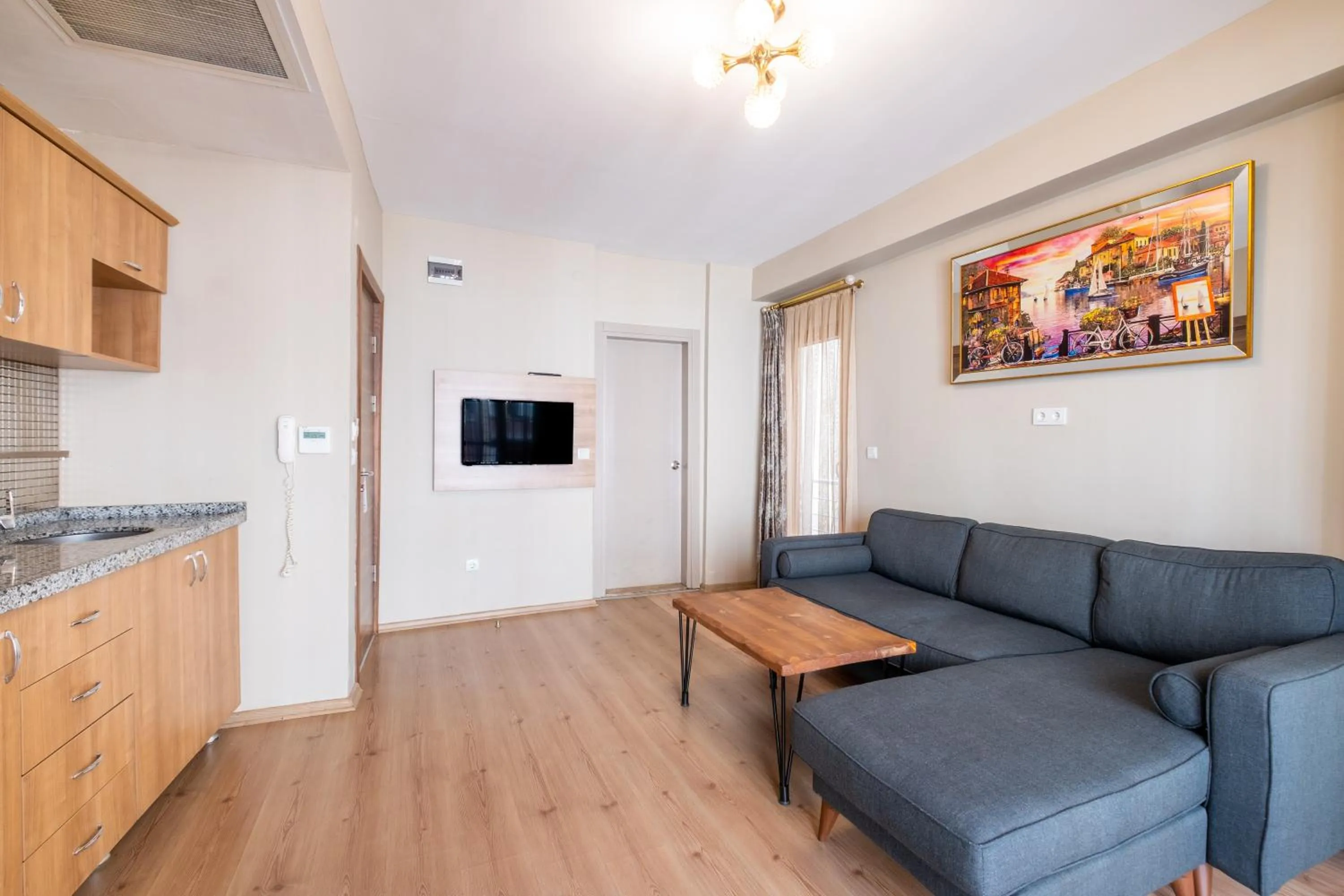 Communal lounge/ TV room in Lavin Hotel & Suites