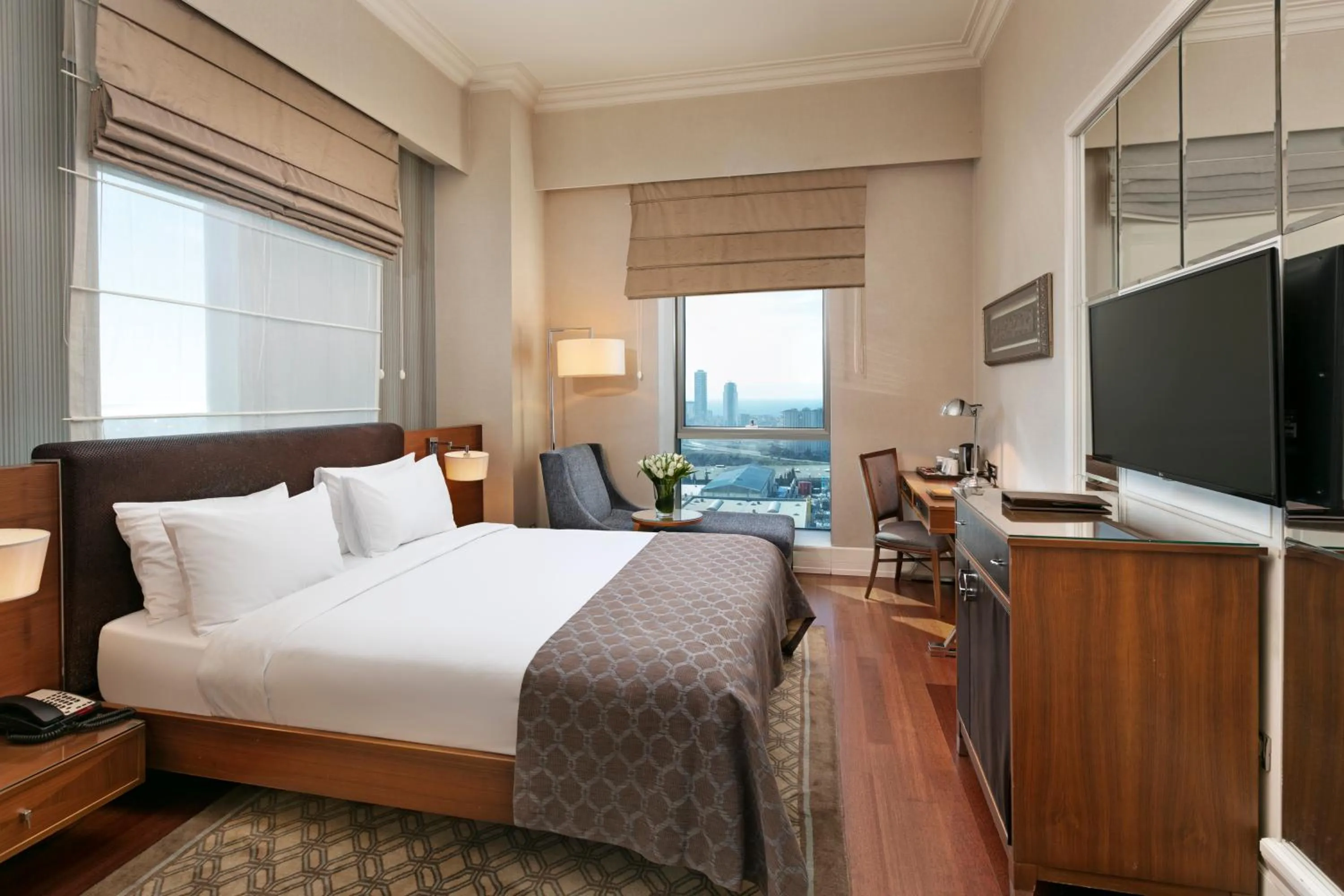 Photo of the whole room, Bed in Titanic Business Kartal