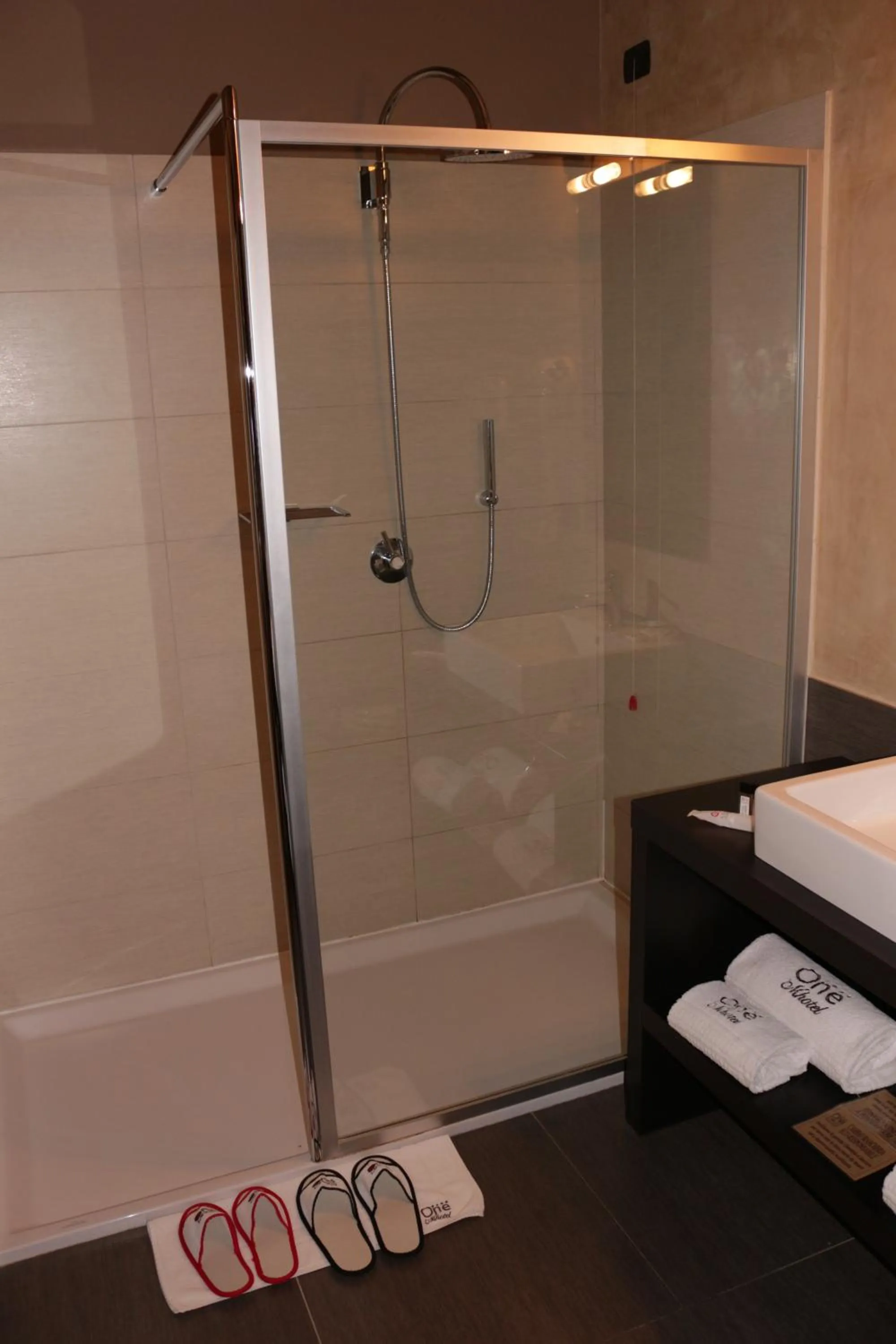 Shower in OneMhotel