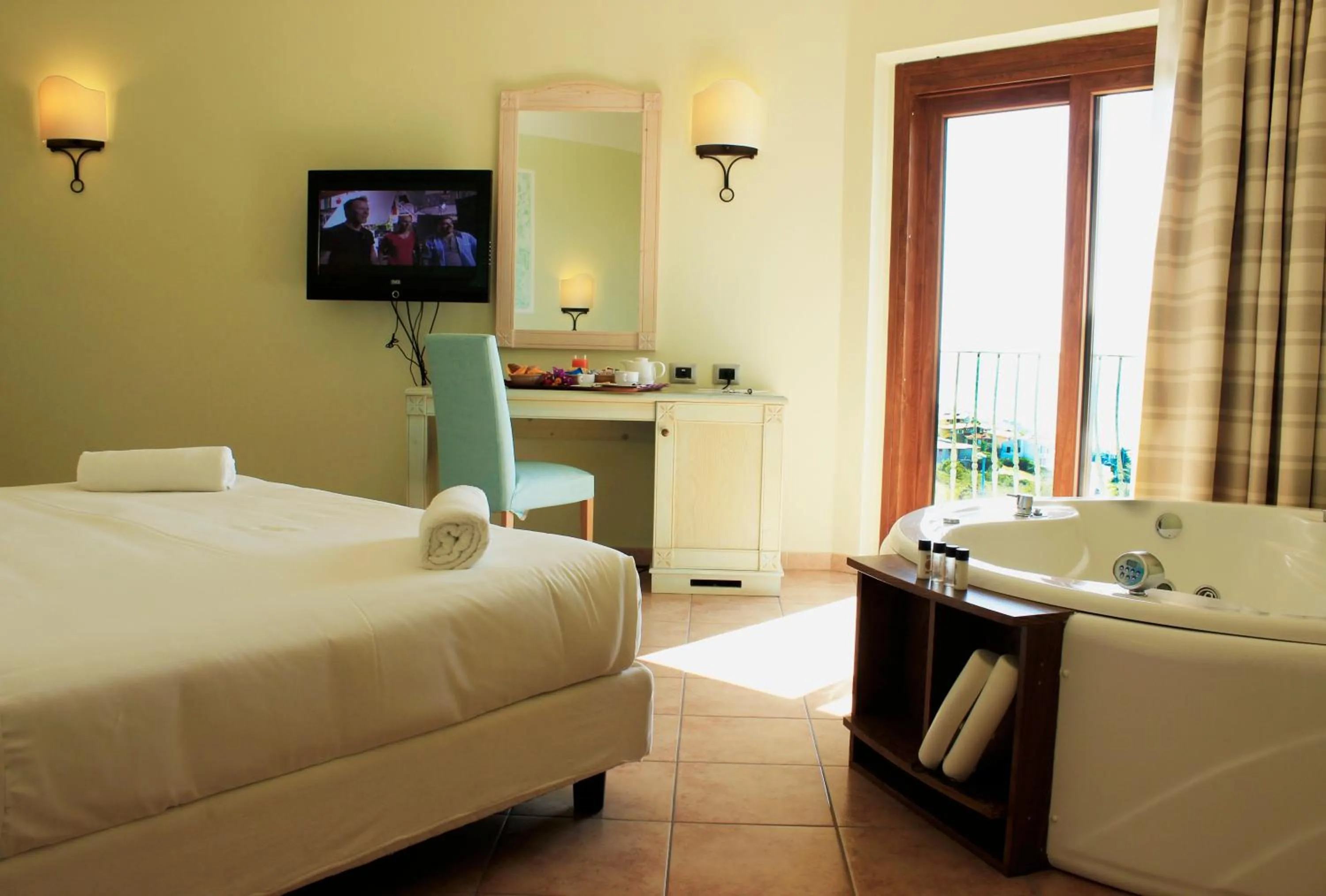 Hot Tub, Bed in Hotel Brancamaria