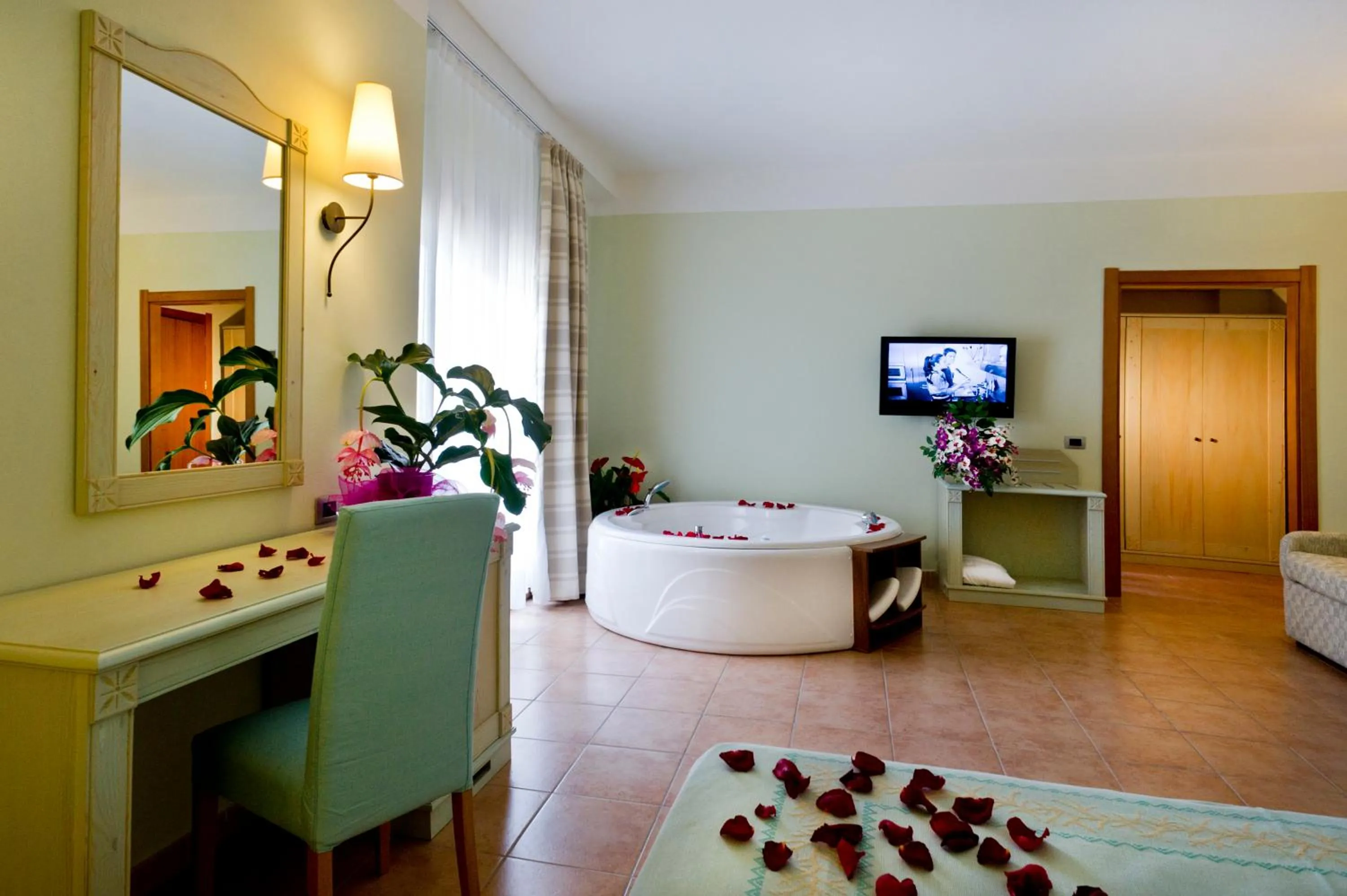 Hot Tub, Bed in Hotel Brancamaria