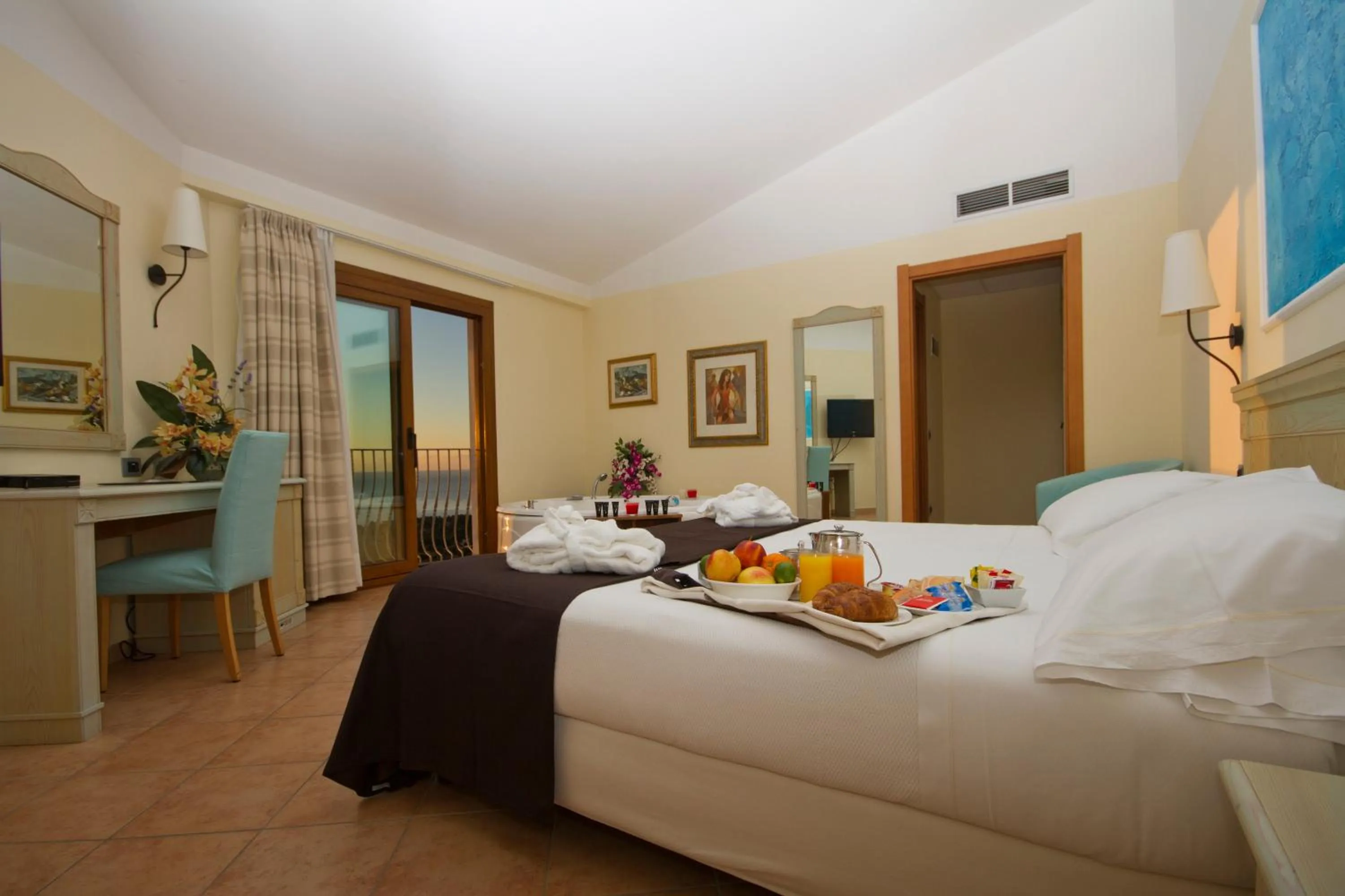 Hot Tub, Bed in Hotel Brancamaria