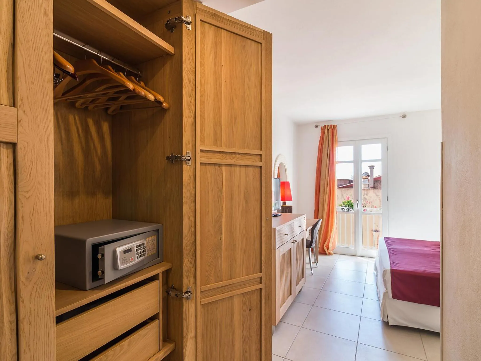 Photo of the whole room, Bed in Nichotel