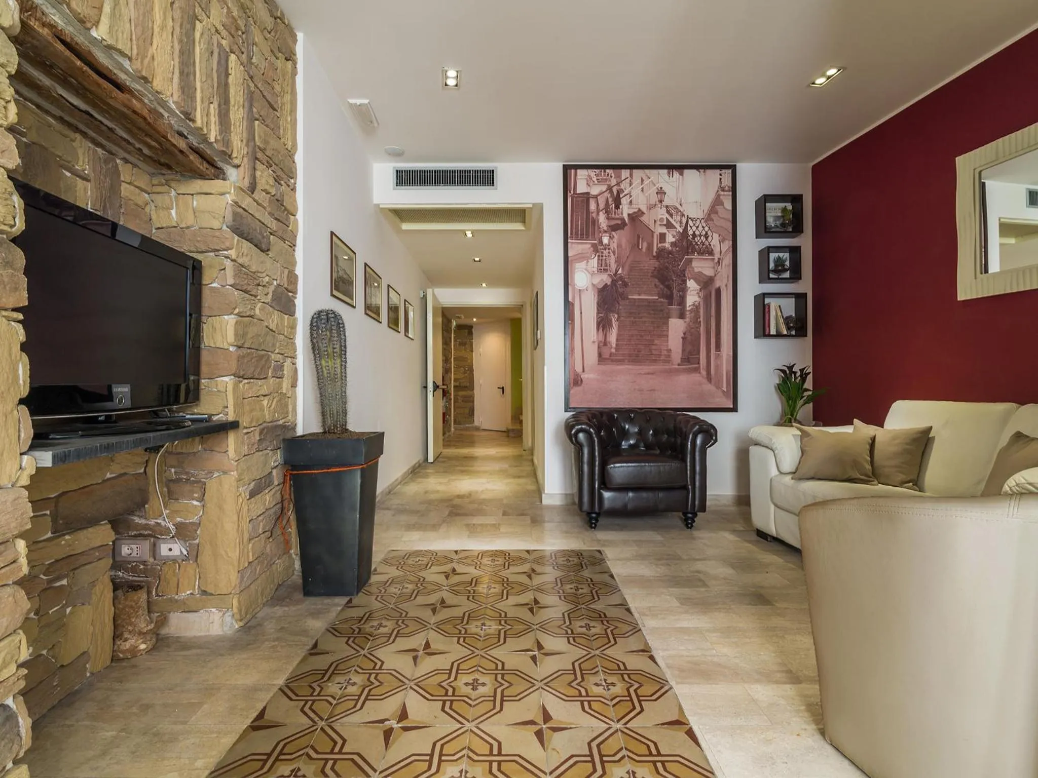 Communal lounge/ TV room in Nichotel