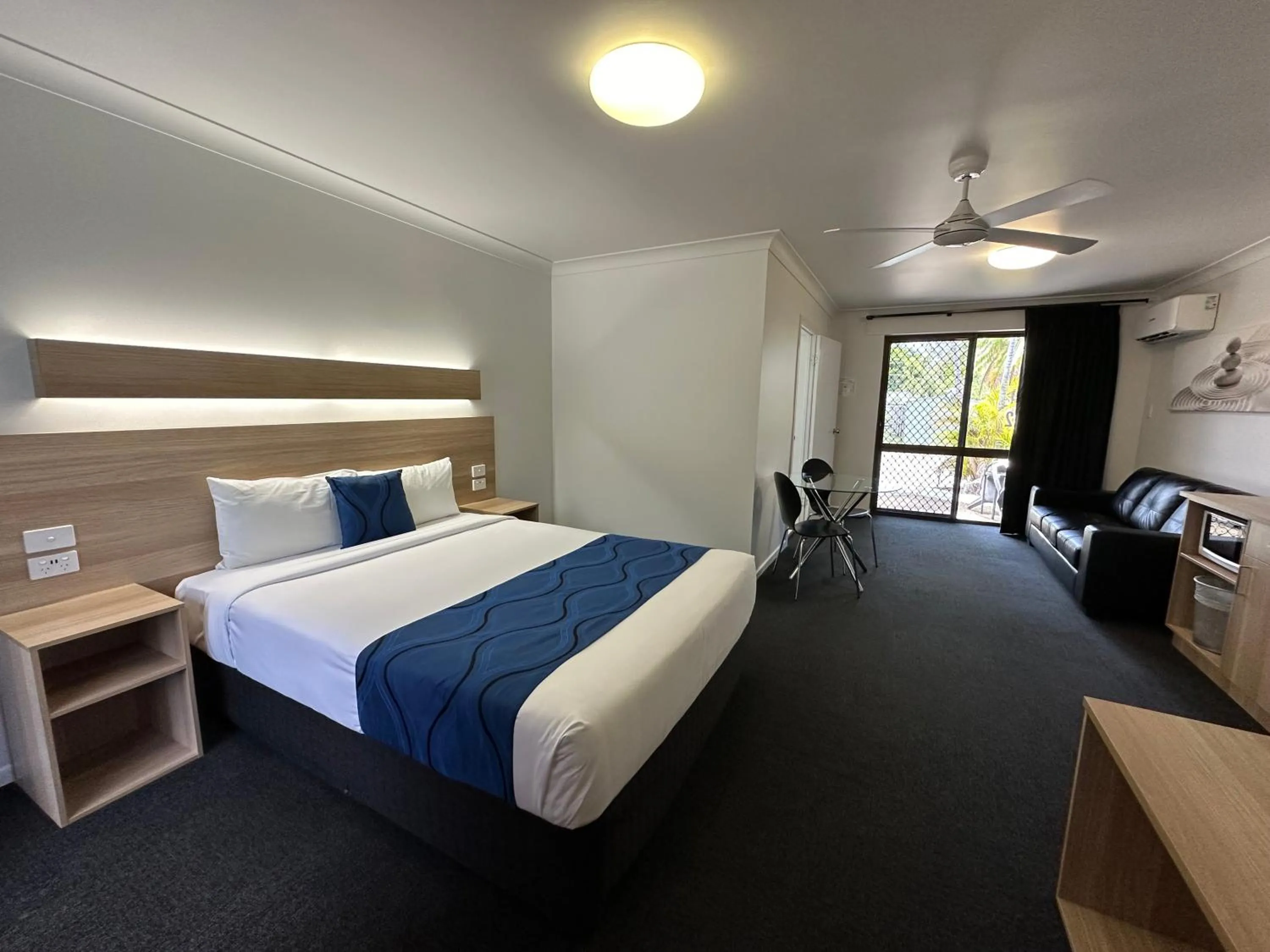 Photo of the whole room, Bed in Logan City Motor Inn