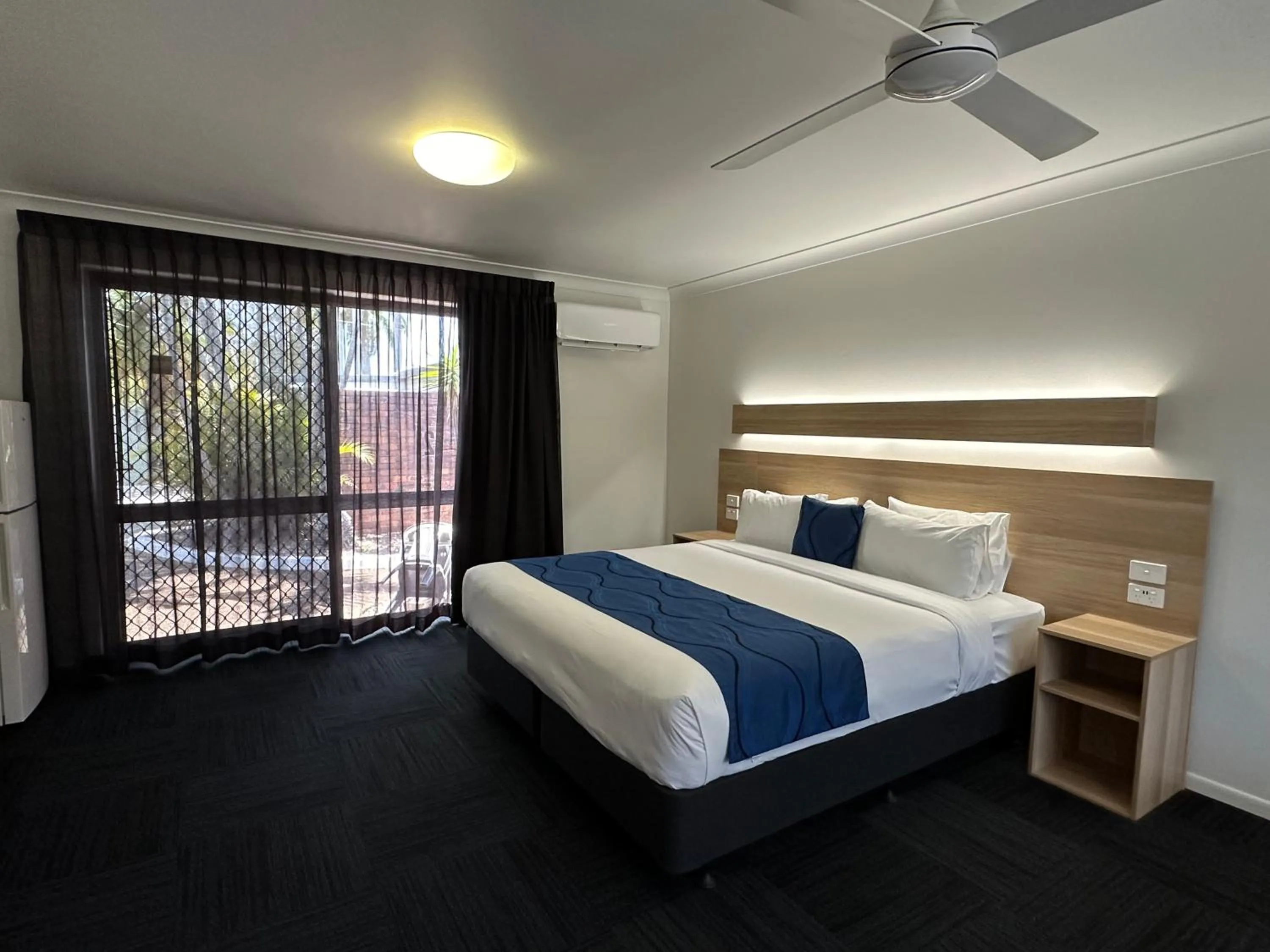 Garden view, Bed in Logan City Motor Inn