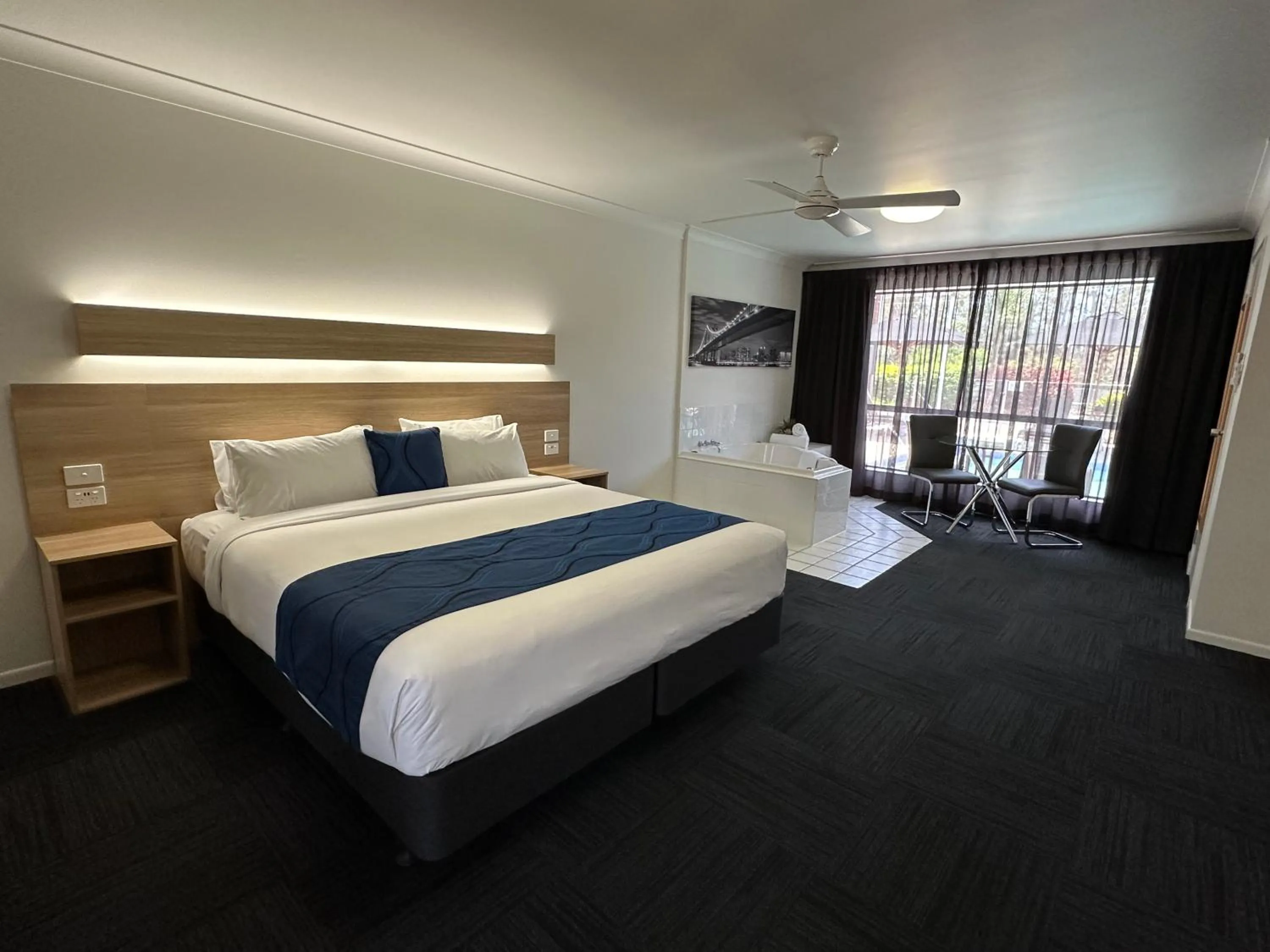 Photo of the whole room, Bed in Logan City Motor Inn