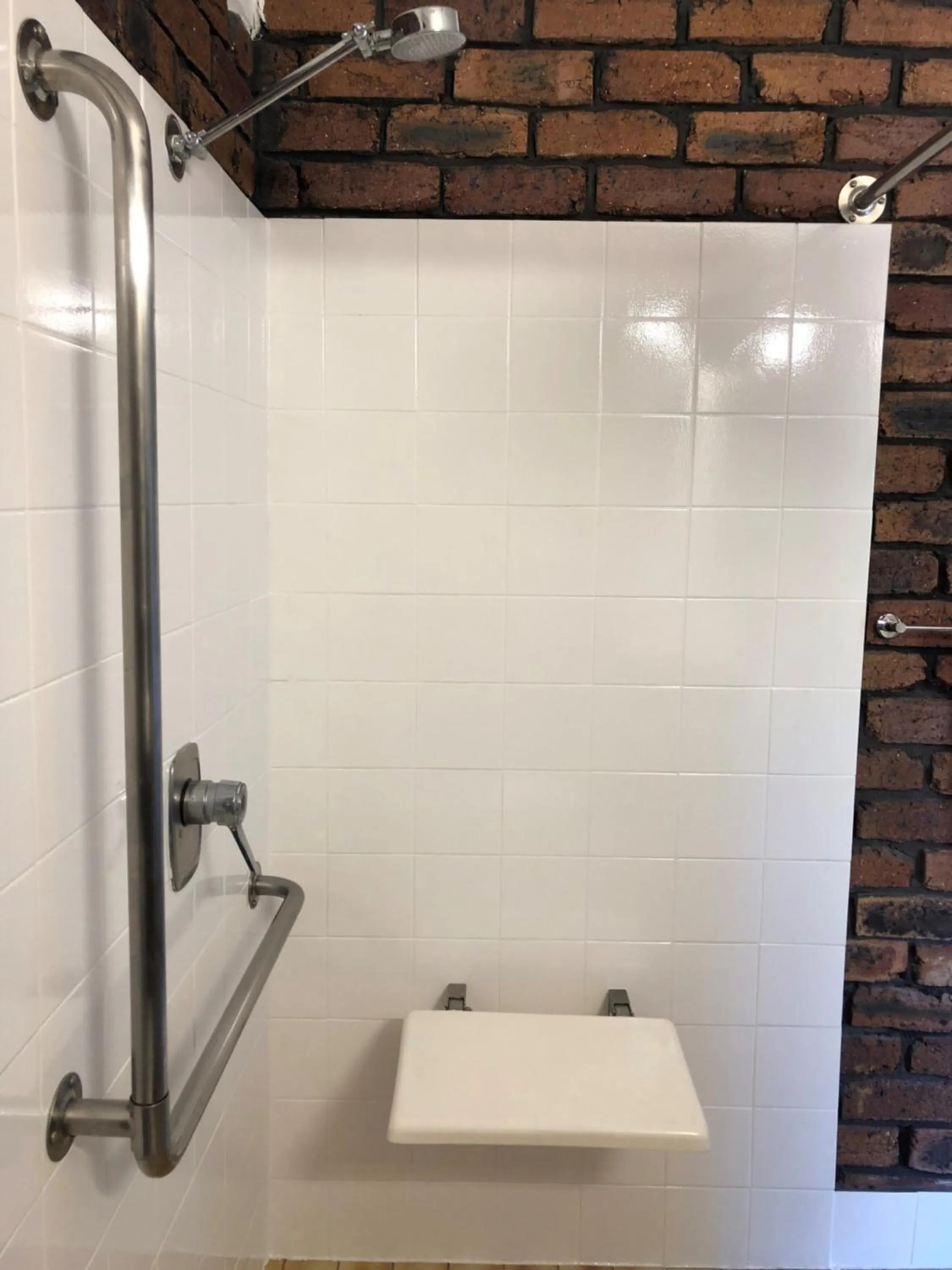 Shower in Logan City Motor Inn