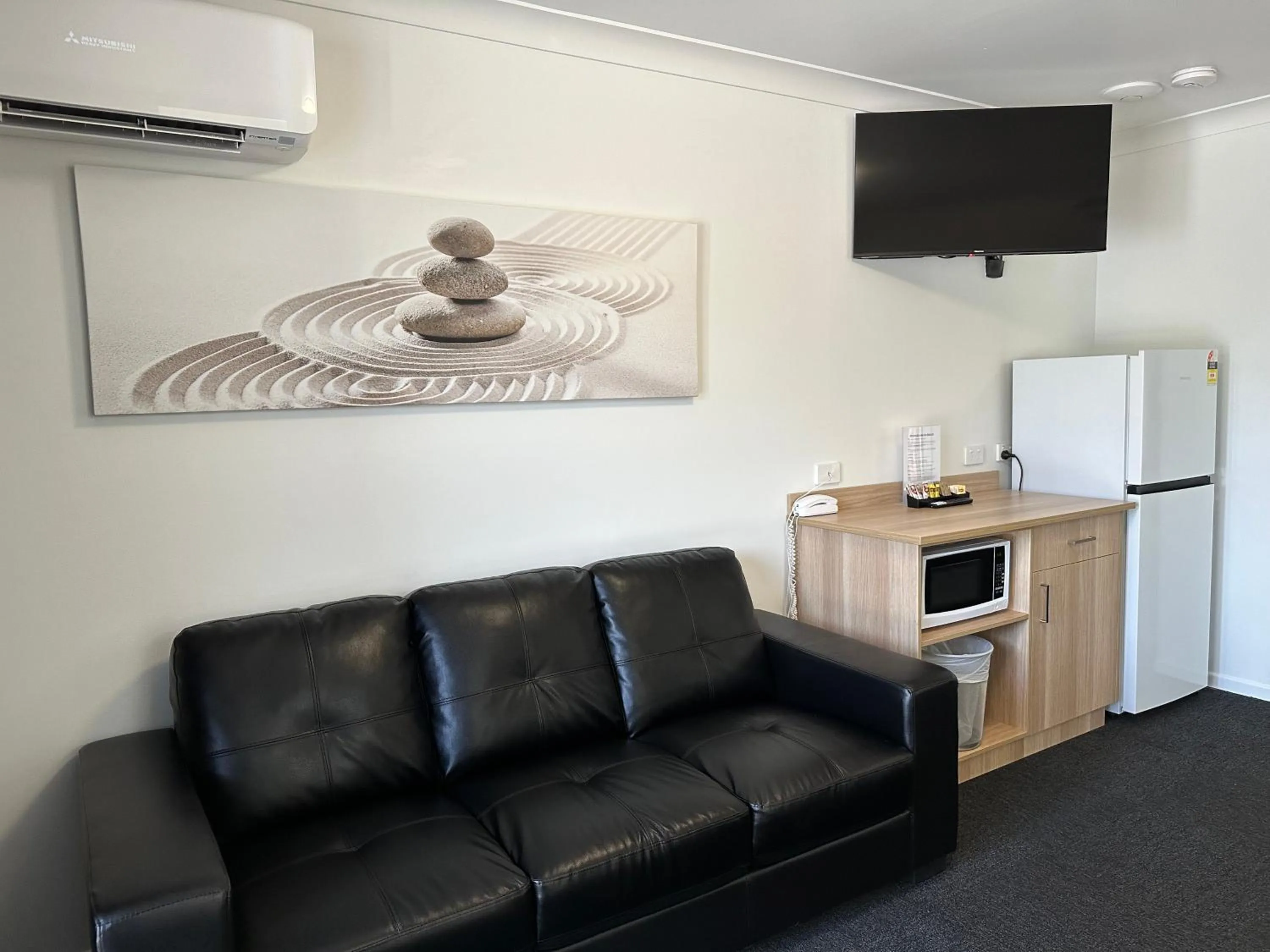 Kitchen or kitchenette in Logan City Motor Inn